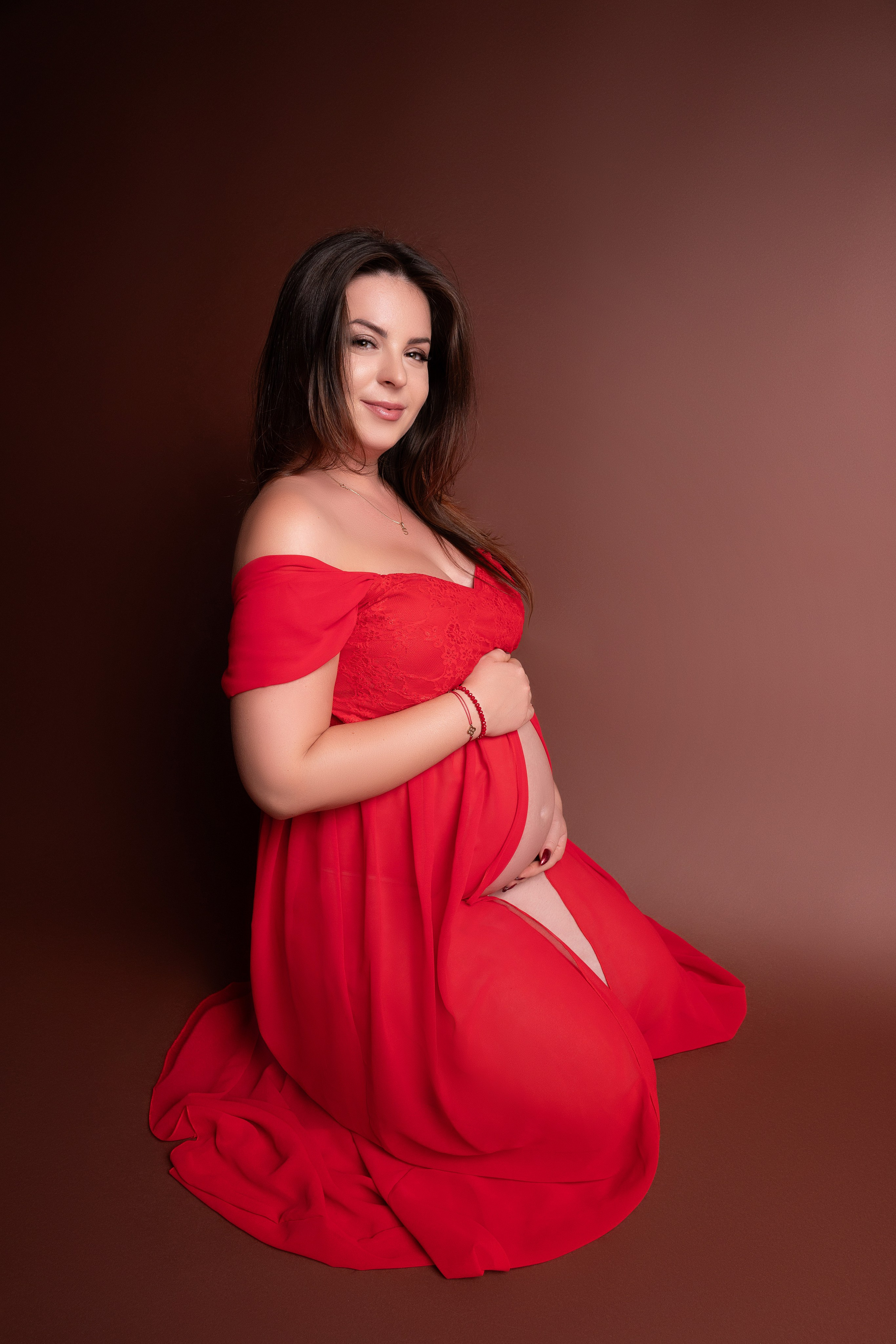 Rotes helles Kleid schmückt die Schwangerschaft