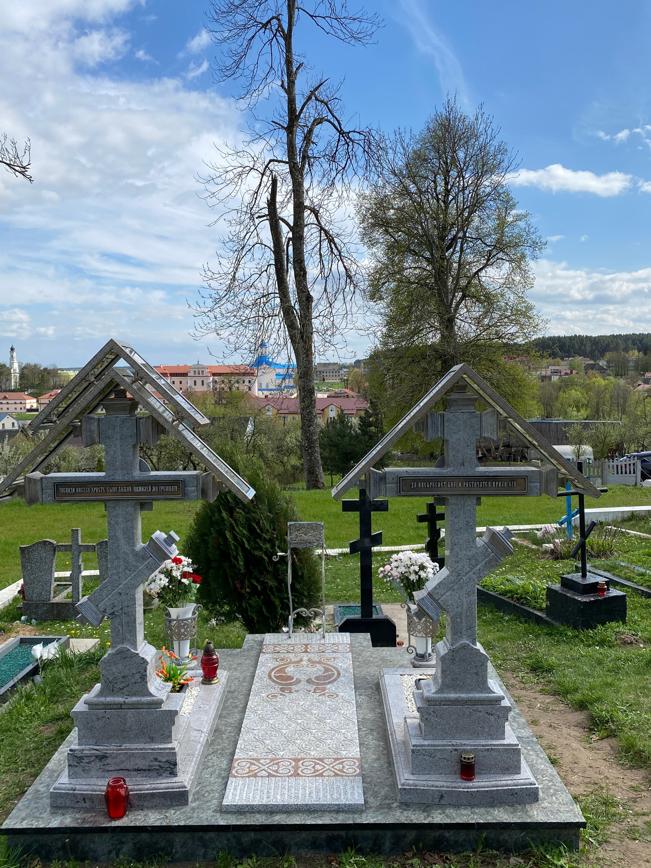 Мемориальная композиция в Успенском Жировичском ставропигиальном монастыре Белорусской православной церкви в агрогородке Жировичи Слонимского района Гродненской области Республики Беларусь. Протоиерей Фёдор Повный - идея и творческая концепция. Мария Тарлецкая - автор проекта и руководитель реализации. Анна Авгуль - витраж.  2022-2023 г. Сталь, витражи, монолитный поликарбонат,  художественная ковка, лазерная резка, сварка.