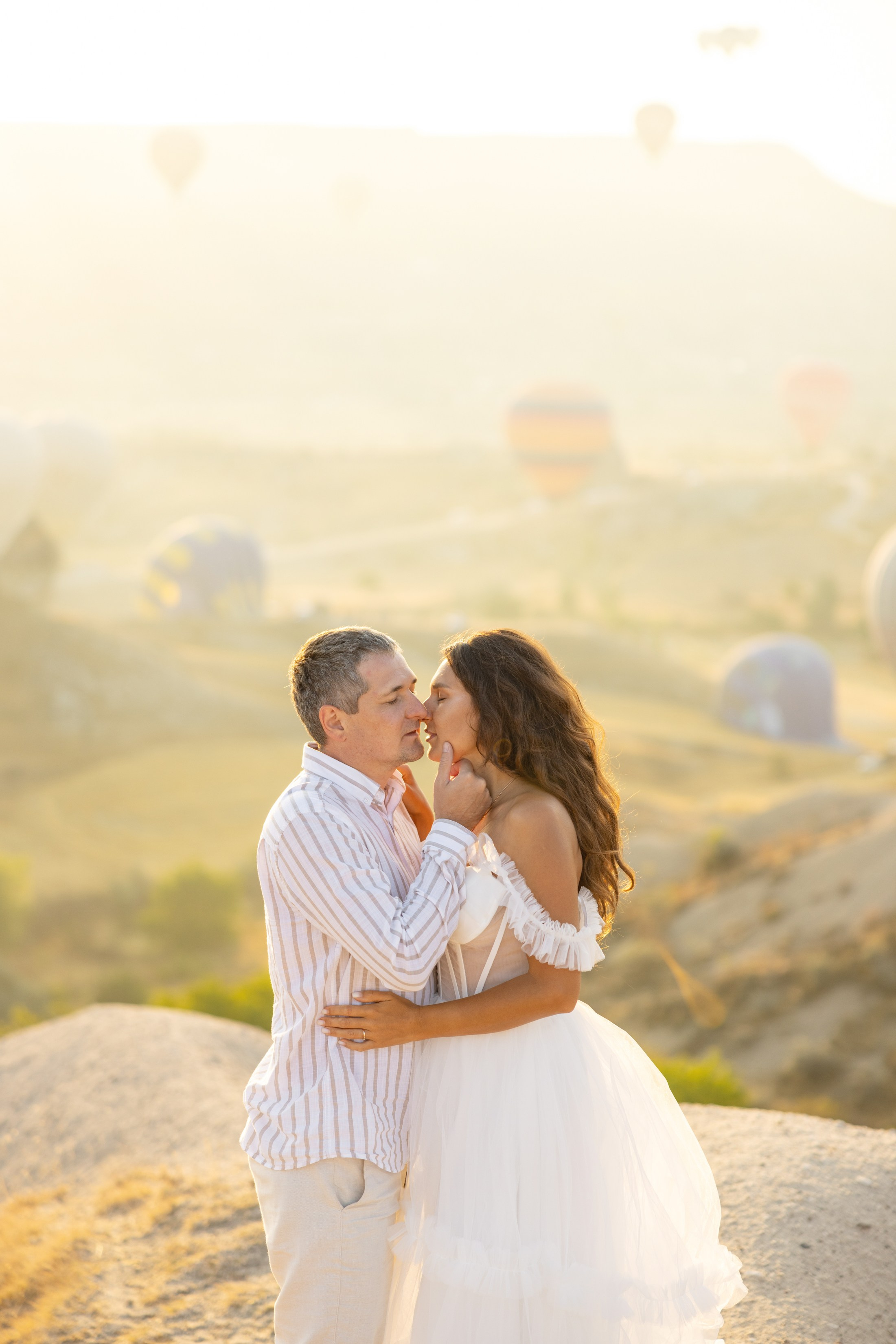 Family Photoshoot at Sunrise with Cappadocia’s Hot Air Balloons. Julia Ganch I Fashion Wedding Photography I Cappadocia Turkey