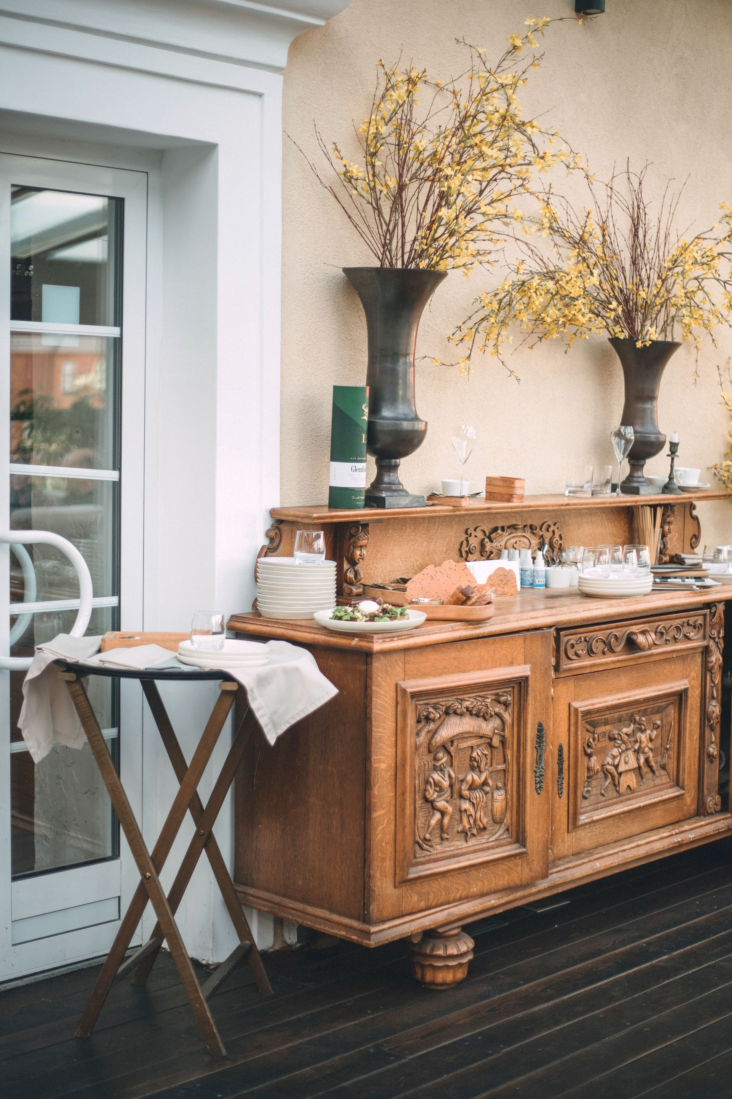 Girls | red wall. Photographer Inna Kalmykova