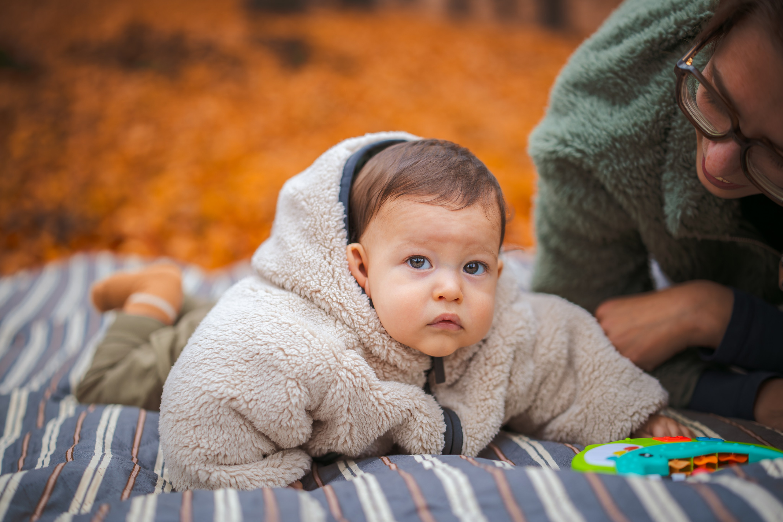 Blije momenten tijdens familiefotoshoot in het bos - Kapture Fotografie