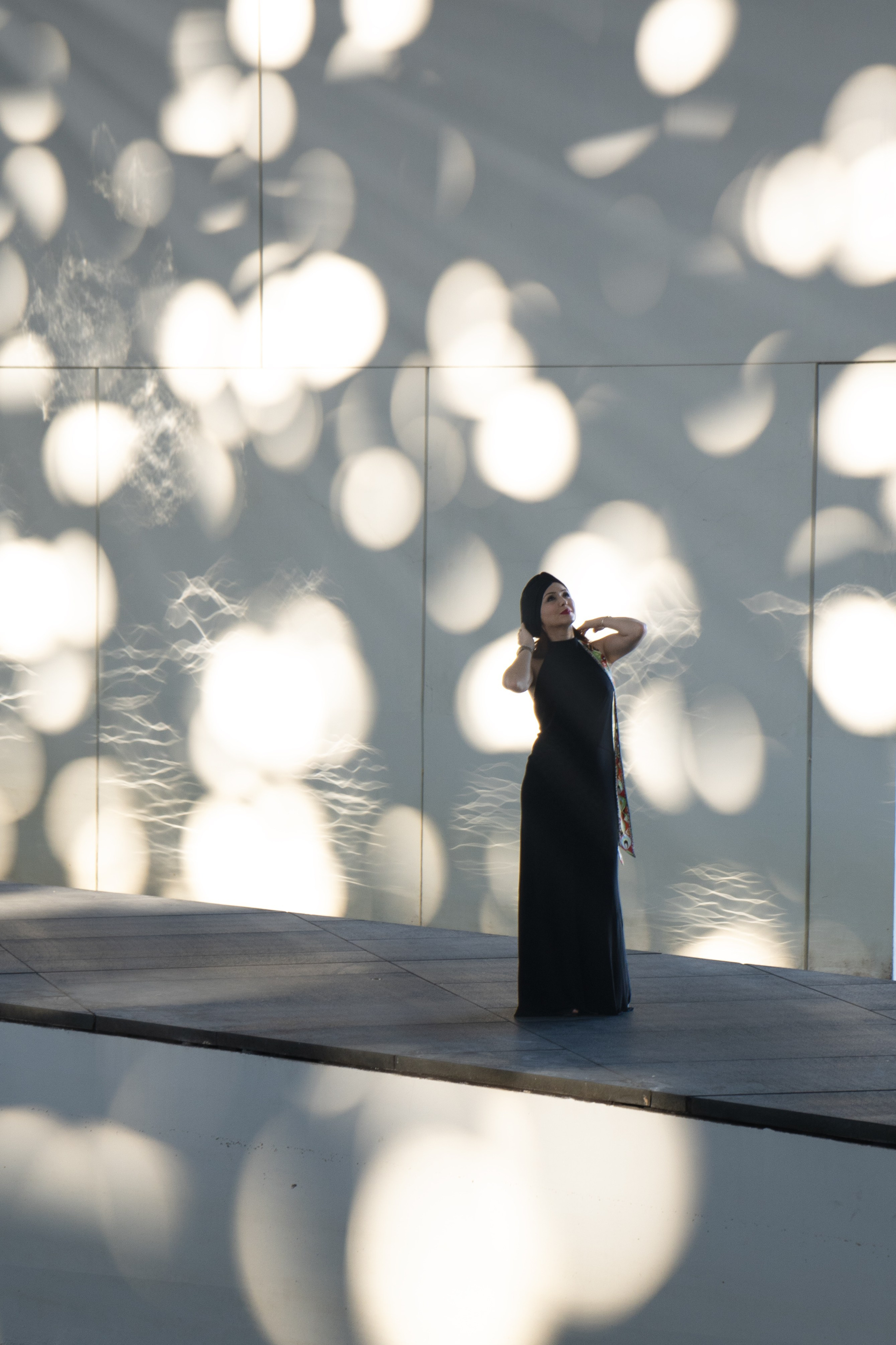 A portrait of a woman. The rays of the sun. Photo shooting in Abu Dhabi. Photo shooting Dubai. Louvre Museum in Abu Dhabi