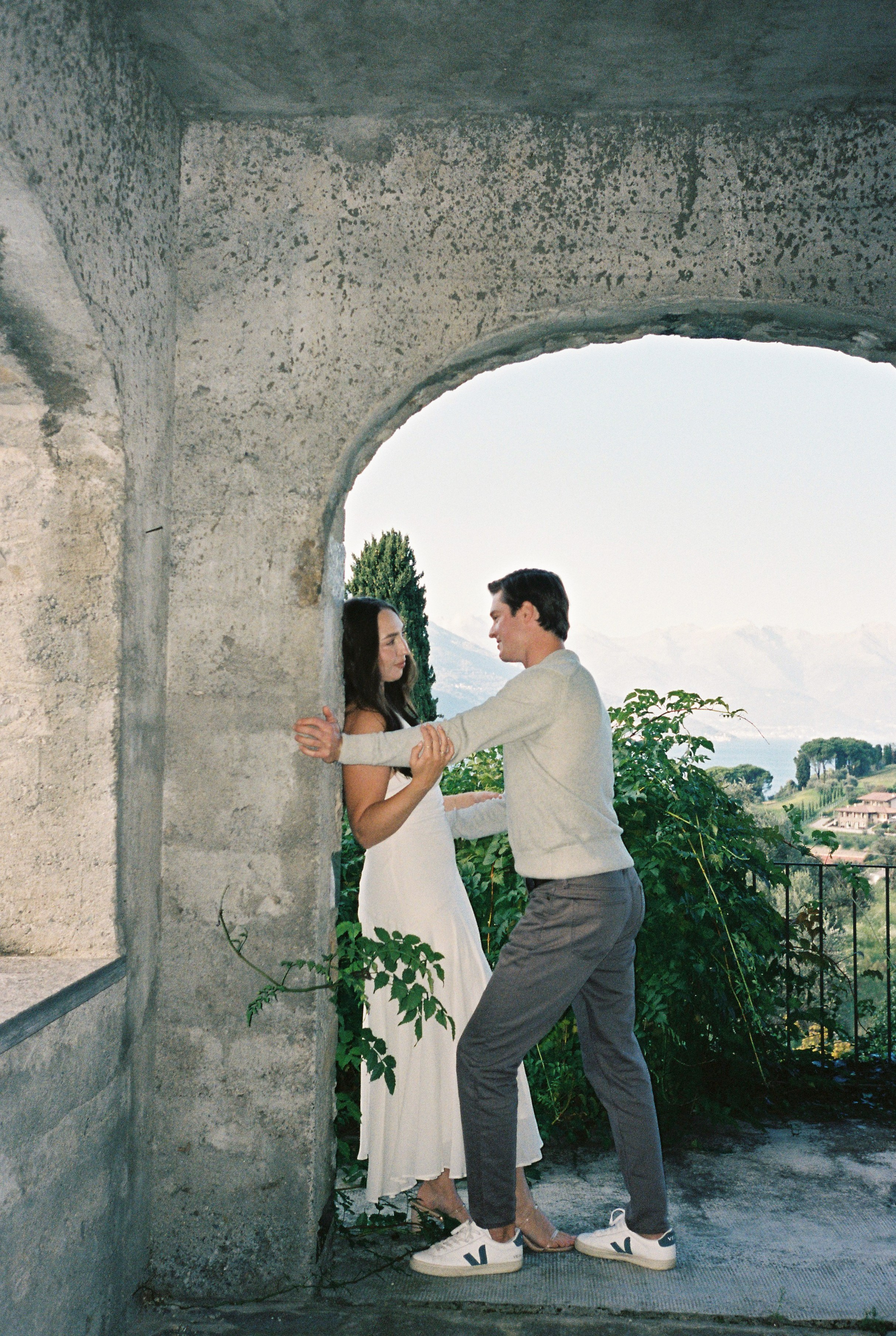 Pre-wedding photoshoot in Bellagio. Wedding photographer in Italy
