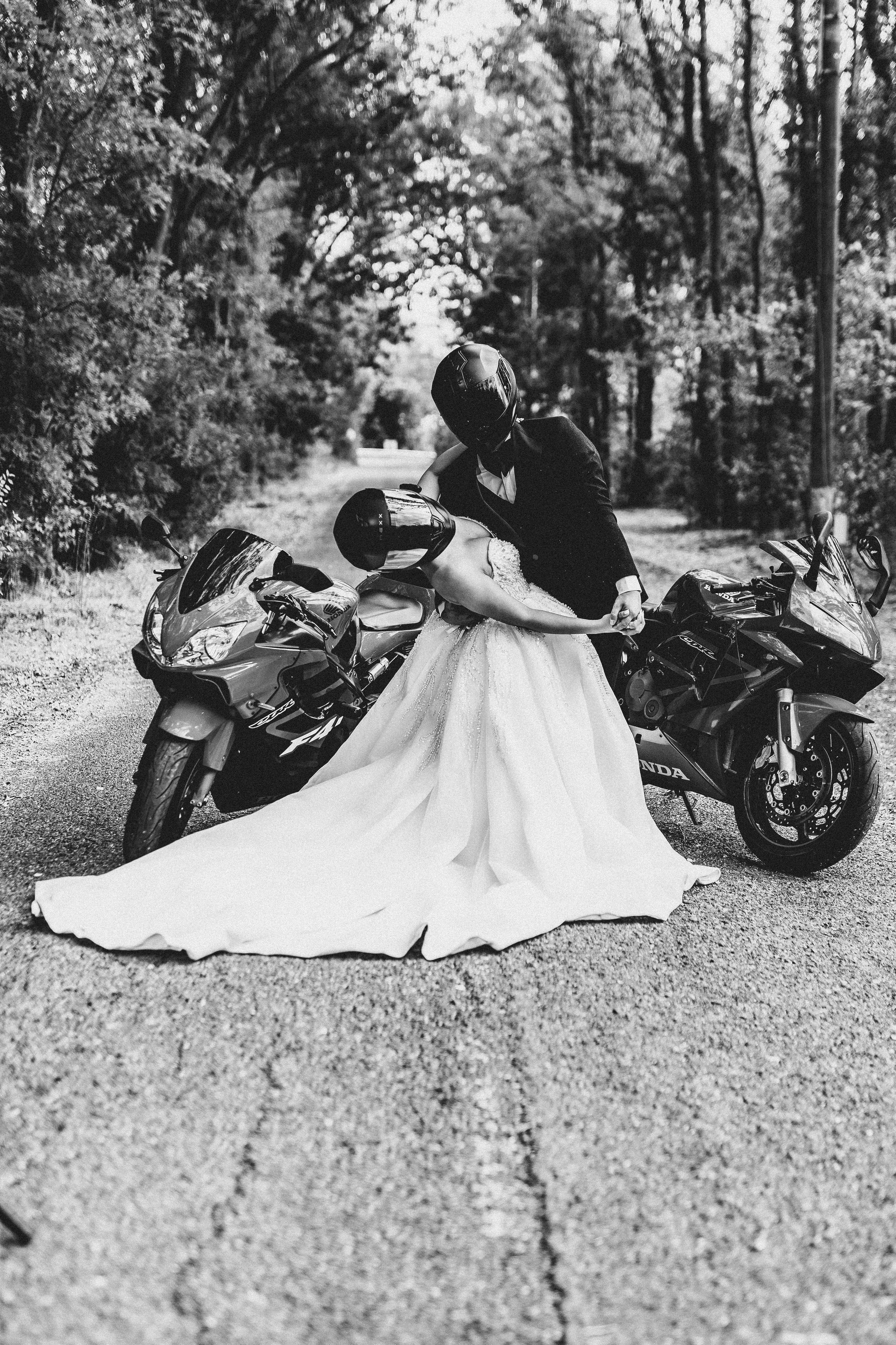 Trash the Dress cu motocicliști — ședință foto de poveste. Lucian Dedeu — Fotograf de nuntă și eveniment