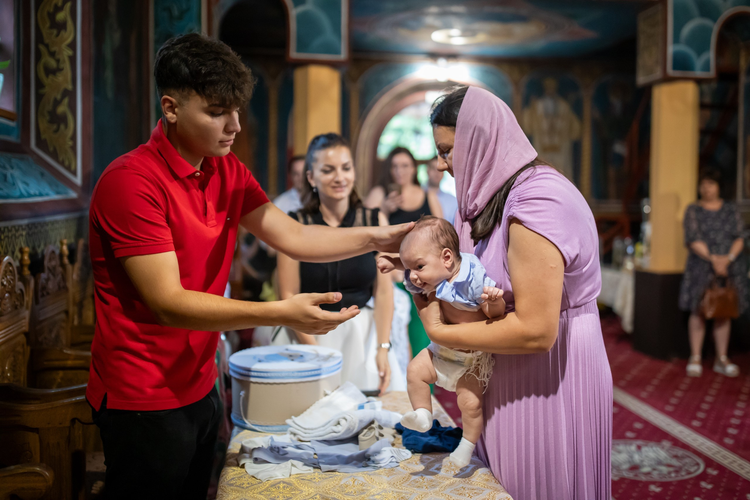 fotograf botez , fotografie botez Botoșani, fotograf Alin Chirilă, amintiri botez, fotografii botez, botez Miruna Parascheva, fotograf copii, fotografie botez în Botoșani-alt="botez , fotografie botez Alin Chirilă, amintiri botez, fotografii emoționante botez Botoșani"-- fotografii-botez-bebelus- amintiri-botez-micuț- moment-sfânt-crestinare- fotografie-emotionanta-botez- detalii-botez-bebelusi- parinti-fericiti-la-botez- fotograf-botez-profesionist- botez-in-biserica-ortodoxa- micuț-botezat-cu-emoție- zâmbete-și-lacrimi-la-botez- bebeluș-la-cristelniță- decor-botez-colorat- botez-cu-dragoste-și-credință- emotie-pura-la-botez- fotograf-botez-botosani- botez-iasi-suceava-fotograf- amintiri-nepretuite-botez-- Preotul ținându-l pe micuțul Mathias Gabriel la botez, în biserica Înălțarea Domnului, Copălău  - Detalii de la botezul lui Mathias – lumânare, trusou și icoană  - Familia lui Mathias Gabriel alături de micuț, în ziua botezului  - Portret emoționant cu mama și bebelușul în brațe, în biserică,fotograf profesionist evenimente Botoșani, Iași, Suceava, Fălticeni, Bacău, Pașcani, Roman - AlinoFotoStudio by Alin Chirilă - servicii foto nuntă, botez, cununie, ședințe foto creative, albume personalizate, fotografii emoționante și calitative pentru cele mai importante momente din viață,fotograf nuntă Botoșani Alin Chirilă,  ședință foto botez Iași - AlinoFotoStudio,  servicii fotograf profesionist evenimente Suceava,  fotograf cununie civilă Fălticeni - Alin Chirilă,  album foto nuntă personalizat Bacău.“Bebeluș botezat în biserică, ținut în brațe de nași”	•	“Detaliu cu lumânarea de botez decorată cu flori albe”	•	“Părinți emoționați alături de copilul lor la ceremonia de botez”	•	“Masa festivă de botez cu decor tematic și tort personalizat”	•	“Momentul în care preotul toarnă apă sfințită pe fruntea bebelușului”	“Bebeluș în rochie albă de botez, zâmbind în brațele mamei”	•	“Detaliu cu cruciulița de botez așezată pe o pernă de satin”	•	“Părinți și nași aprinzând lumânările în timpul ceremoniei de botez”	•	“Tort de botez decorat cu figurine tematice și numele copilului”	•	“Copil botezat dormind liniștit în pătuțul decorat festiv”	•	“Momentul în care preotul binecuvântează copilul în fața altarului”	•	“Invitați adunându-se în jurul mesei festive la petrecerea de botez”	•	“Bebeluș ținând în mână o jucărie personalizată primită la botez”	•	“Familie fericită pozând împreună după ceremonia de botez”	•	“Decor tematic cu baloane și flori la locația petrecerii de botez” fotograf Botoșani fotograf evenimente fotograf botez Alin Chirila fotograf alinofotostudio.fotograf botez Amelis Maria, fotografie botez Botoșani, fotograf Alin Chirilă, amintiri botez, fotografii botez, botez Amelis Maria, fotograf copii, fotografie botez în Botoșani,