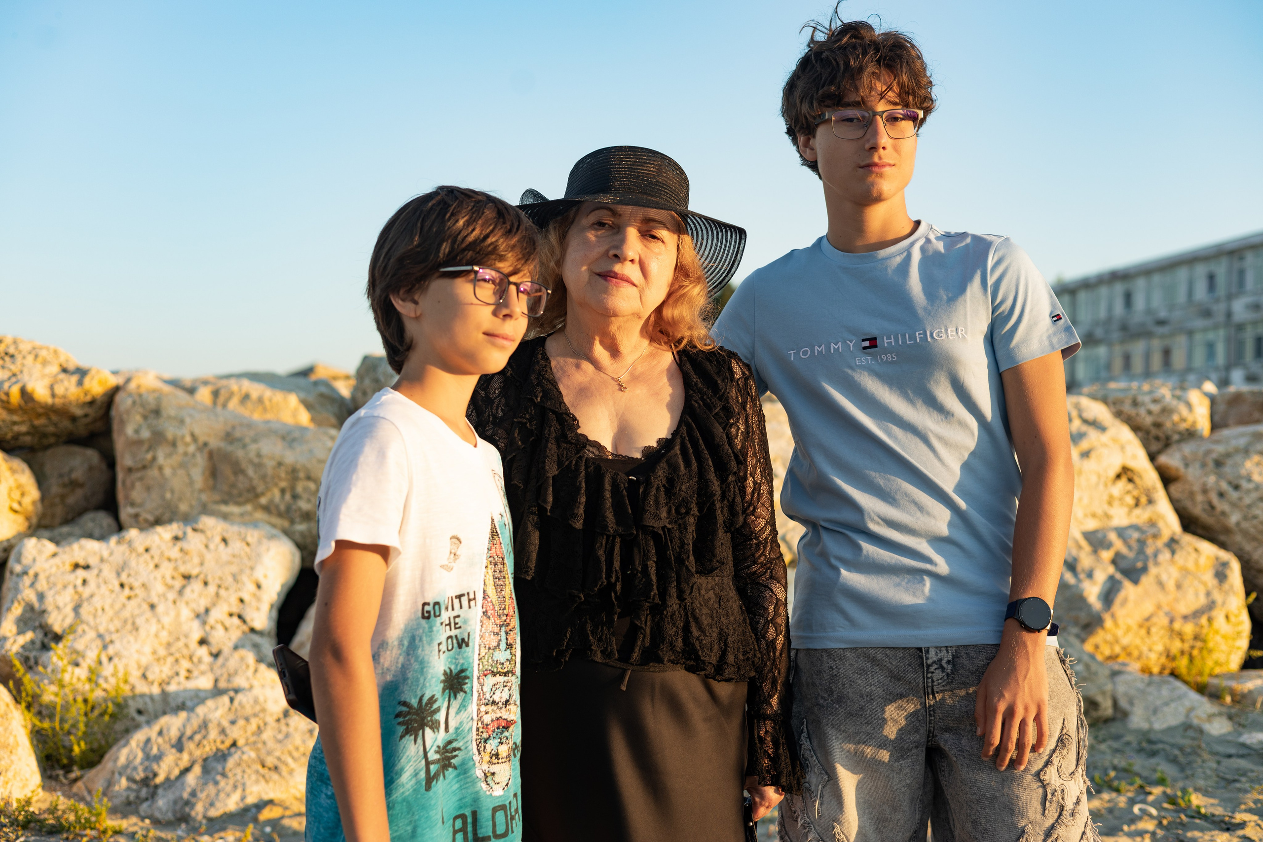 Sedinta foto de familie la malul marii