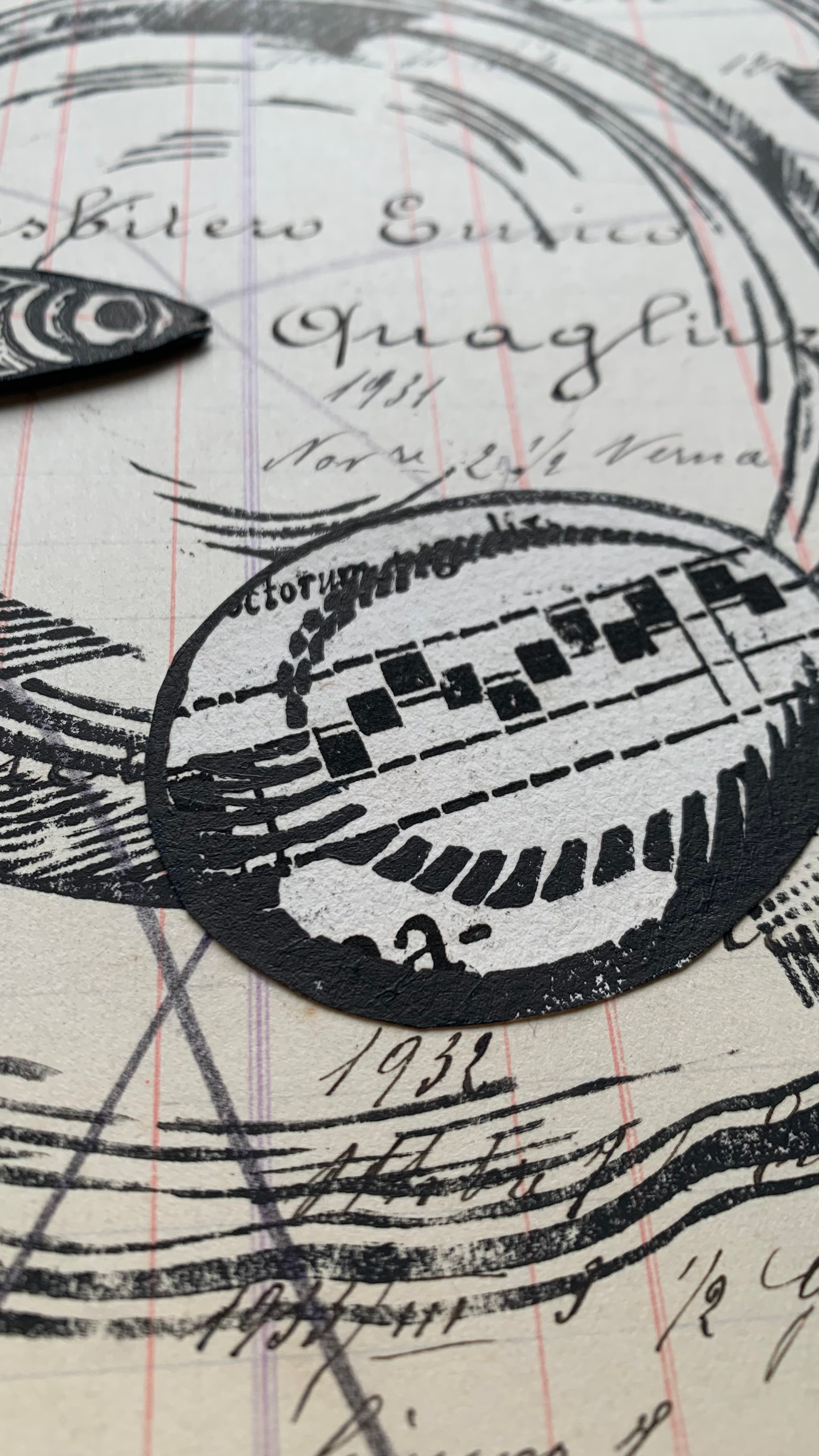 Panem Quotidianum di Nadia Kuprina nasce da un antico registro contabile piemontese (1918–1930) proveniente da un’azienda vinicola. Ogni opera prende il nome dal numero di pagina originale, dove erano annotati clienti e acquisti. Su questi fogli carichi di memoria, Nadia Kuprina interviene stampando a mano piatti e posate in linoleografia, trasformando un documento economico in un rito visivo dedicato al pasto condiviso. L’opera riflette sulla tradizione gastronomica italiana, sulla gratitudine del pane quotidiano e sul dialogo tra ricchezza spirituale e povertà materiale, trasformando l’atto del nutrirsi in un gesto di memoria e sacralità.