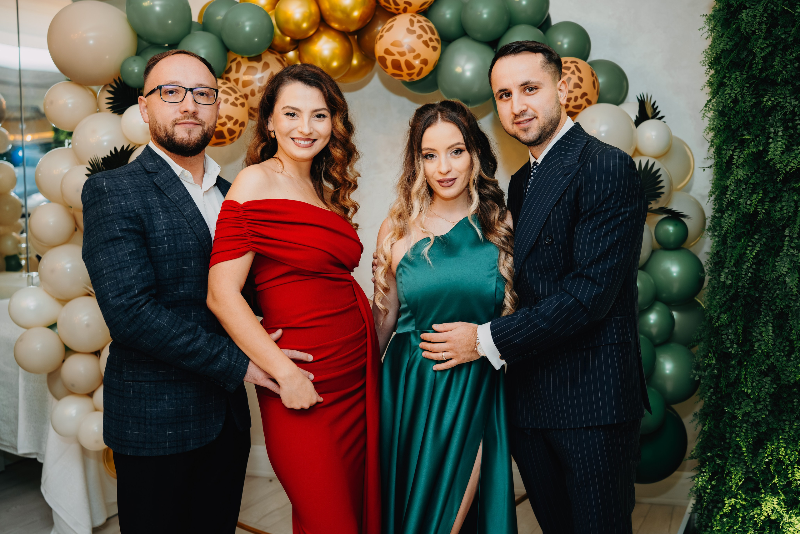 Poză de grup esențială la petrecerea de botez a lui Arthur Mihail: părinții și nașii stau împreună, fără copii, într-un moment de reculegere și bucurie comună după ceremonie. Imaginea simbolizează parteneriatul și responsabilitatea comună asumată la Restaurantul Monden din Bârlad.