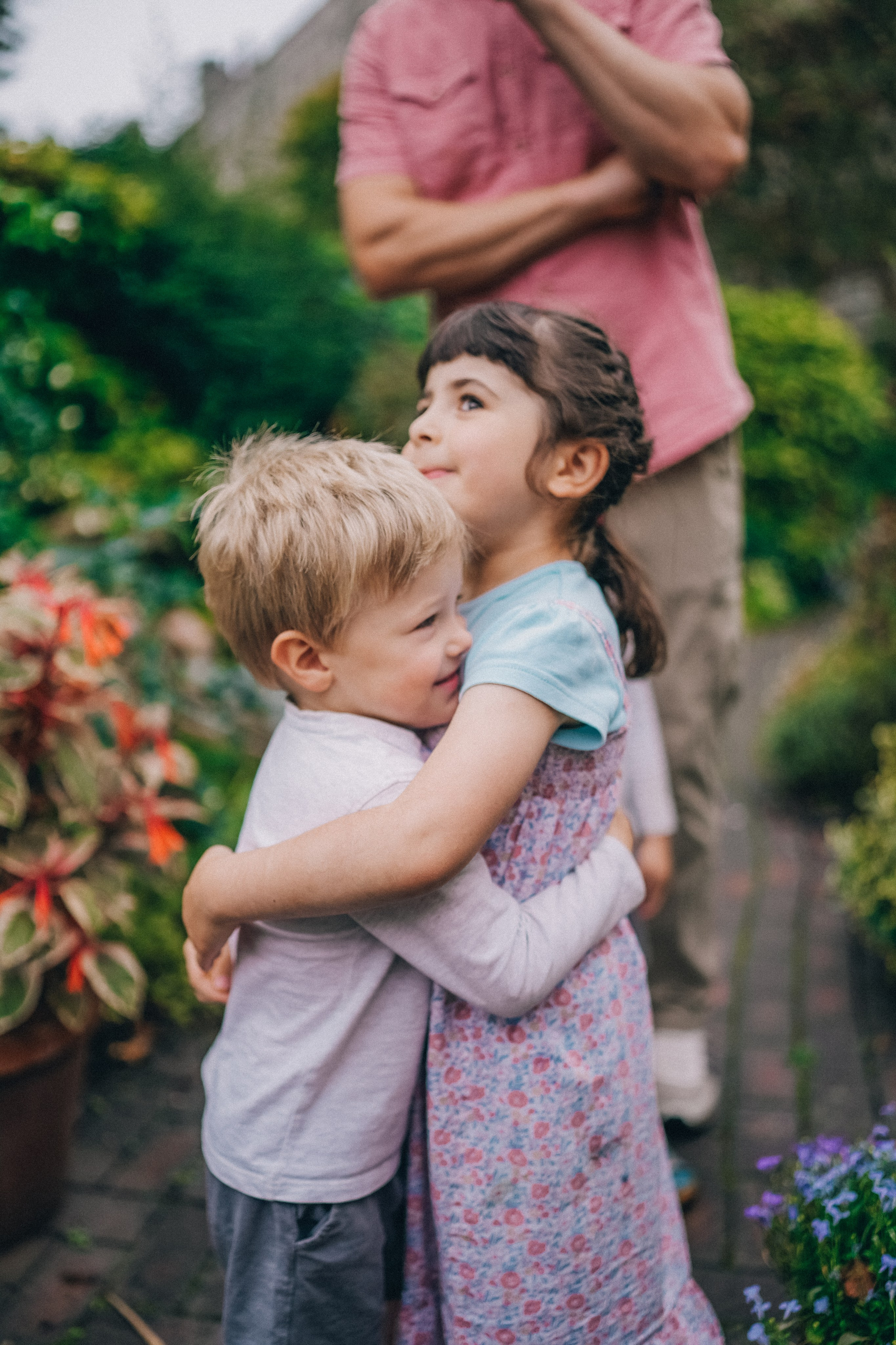 kids hugging at birthday photo shoot 