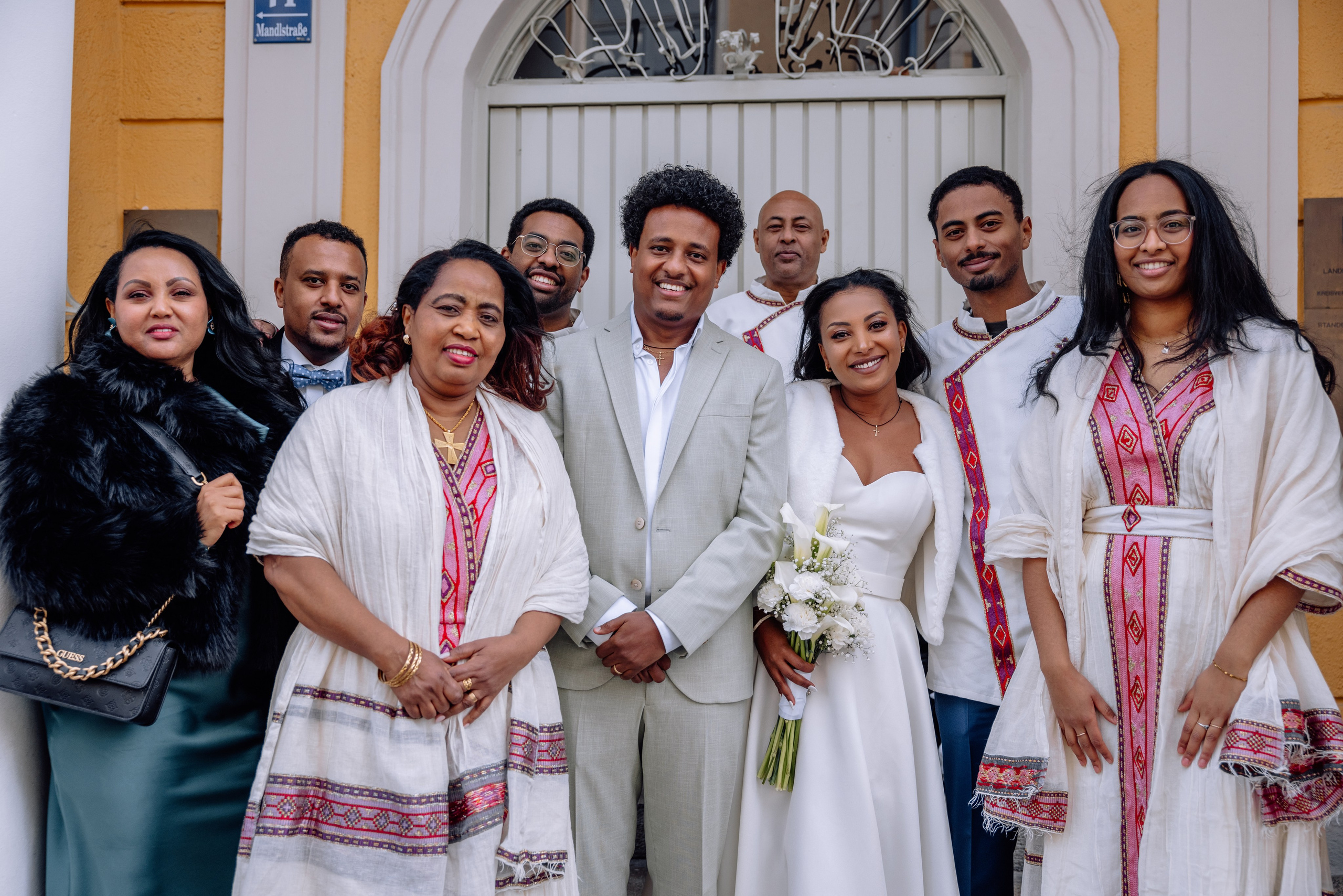 Fotos mit Gästen – Braut und Bräutigam interagieren mit Familie vor Standesamt Schwabing