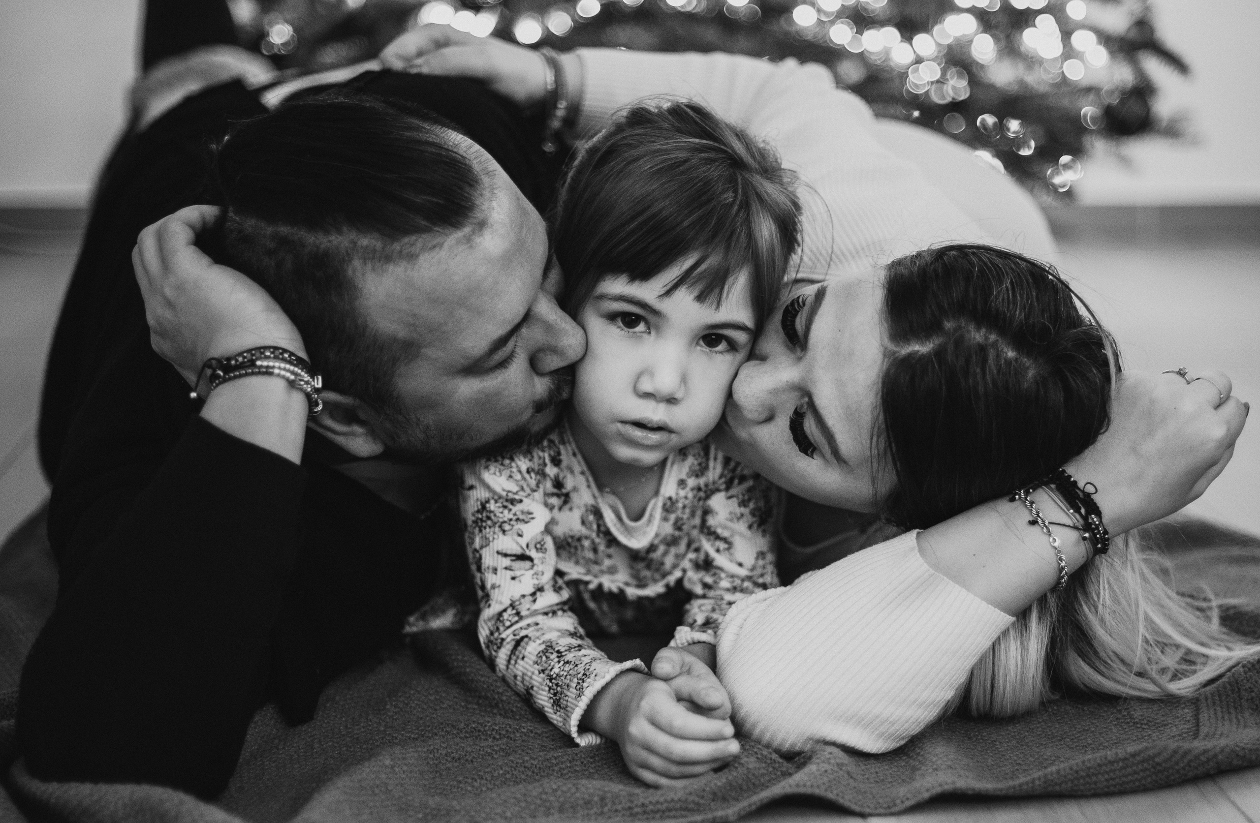 Ședință foto de Crăciun acasă, Amara și Ionuț. Fotograf de familie în Oradea Katsiaryna Ciortan