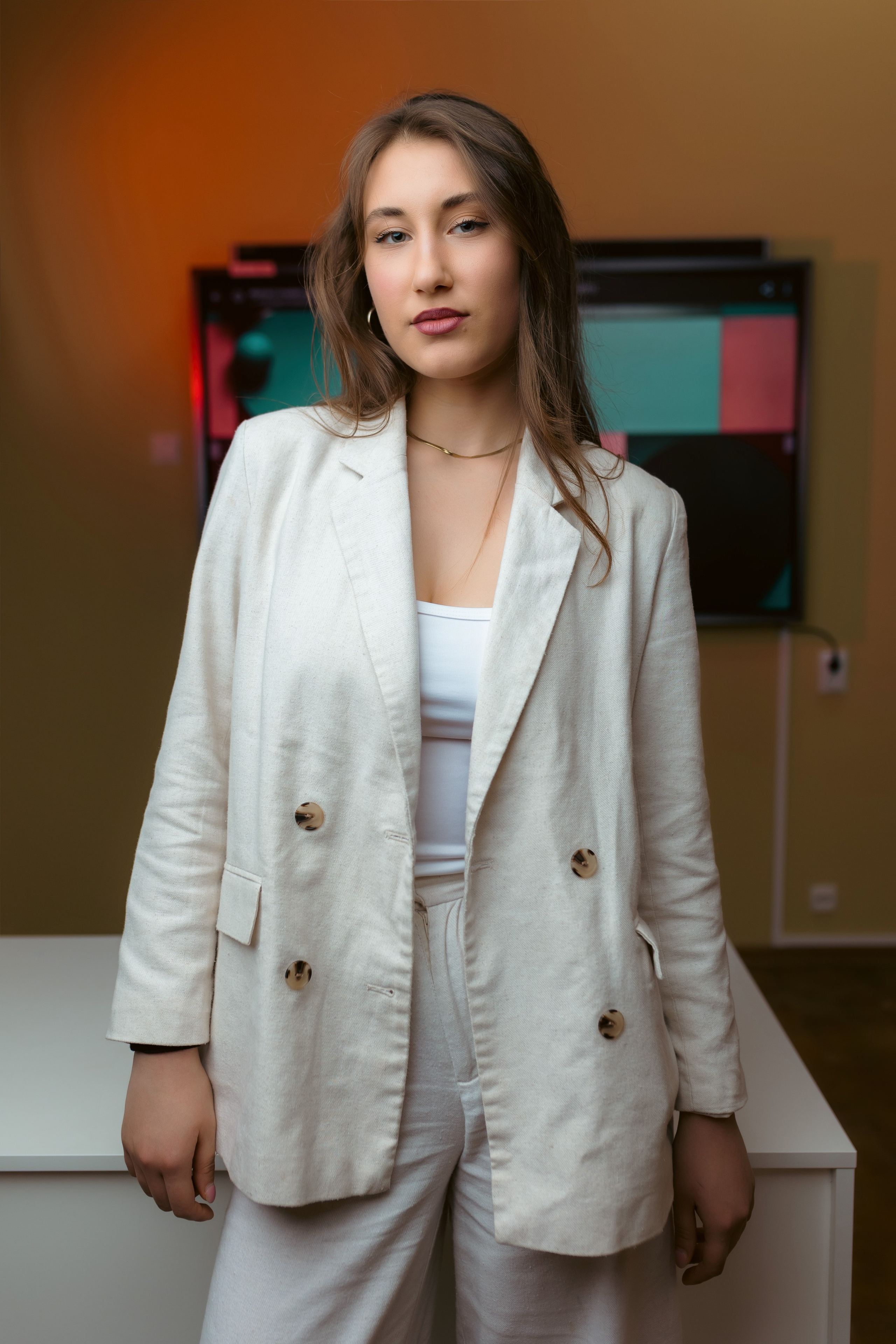 Portret elevă la ședință foto de absolvire, album modern Estudent