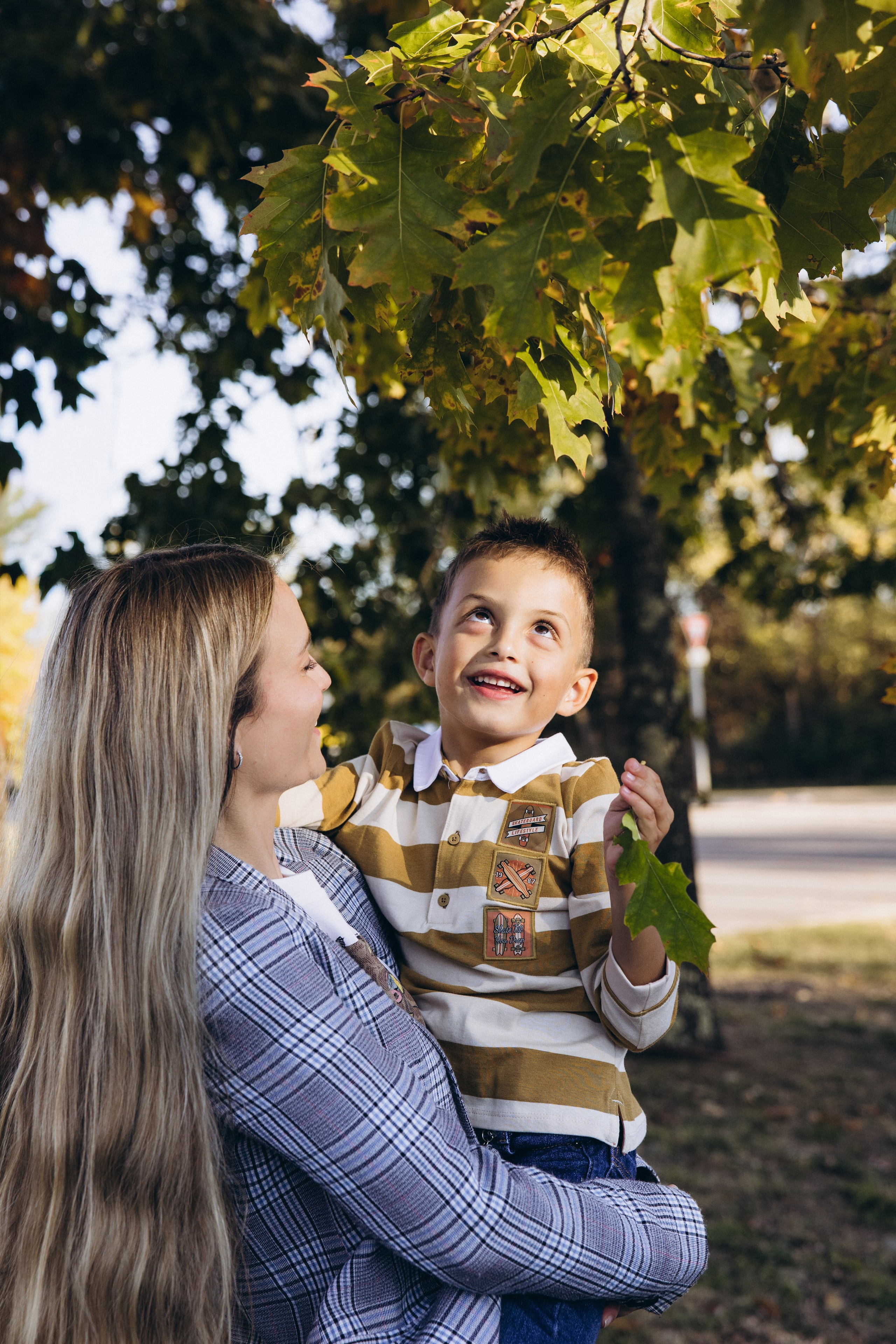 Autumn mother-son family photoshoot in Toulouse. Eugénie Smirnova — your photographer in Toulouse and southwest France