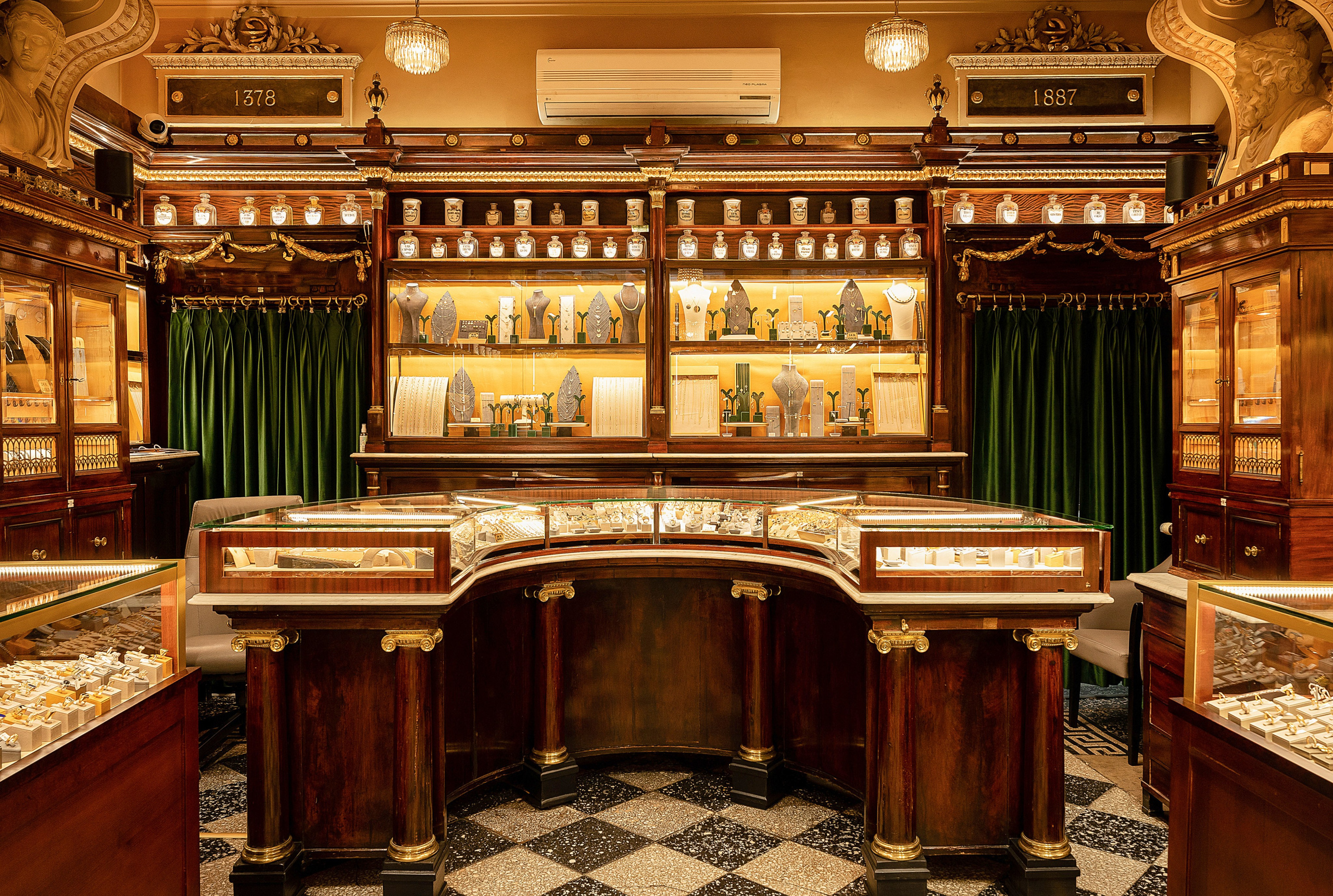 Interior photos for “Diamor Diamond”