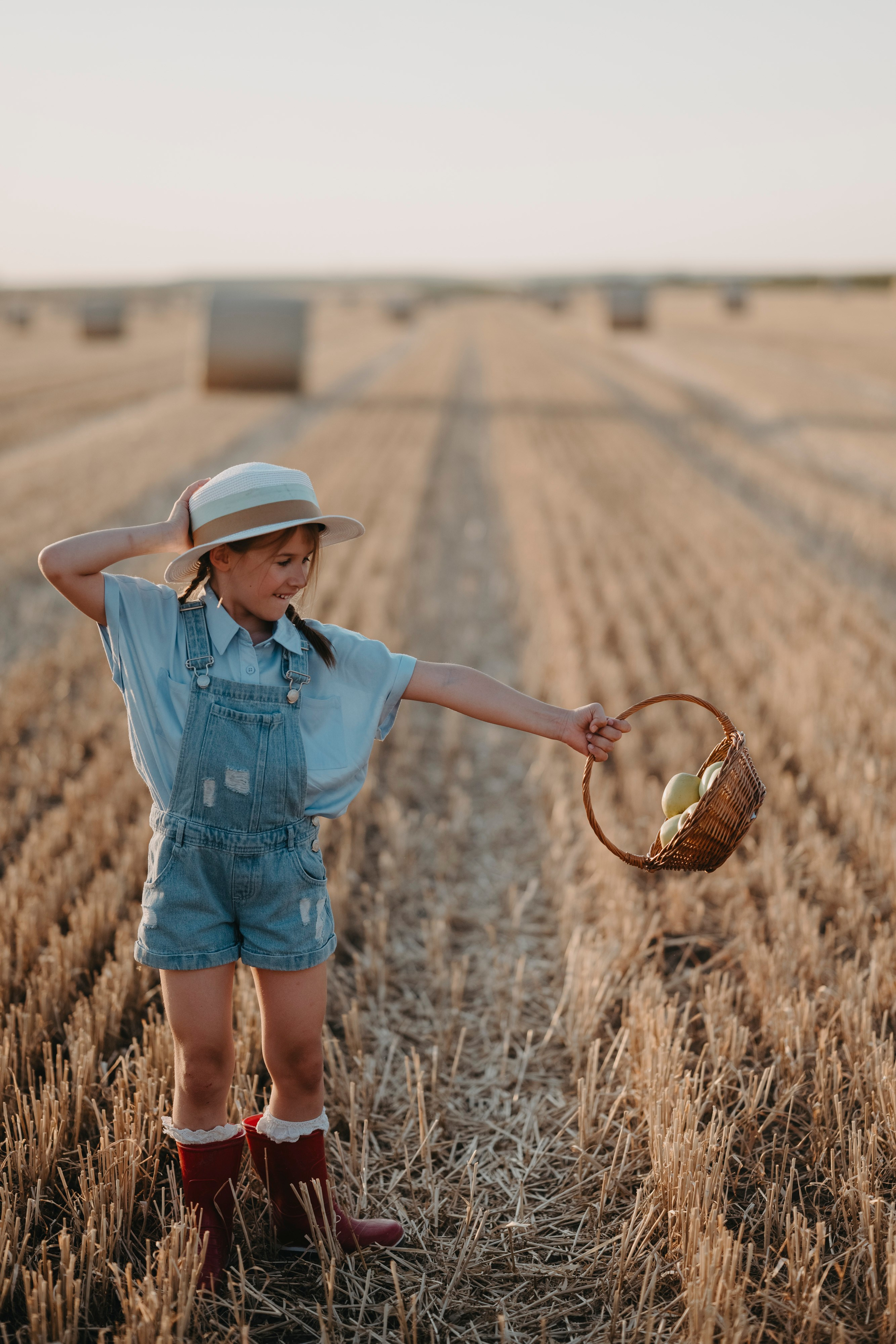 Letnje fotografisanje u polju suncokreta i sena. Deciji i porodicni fotograf u Beogradu Oksana Skendzic