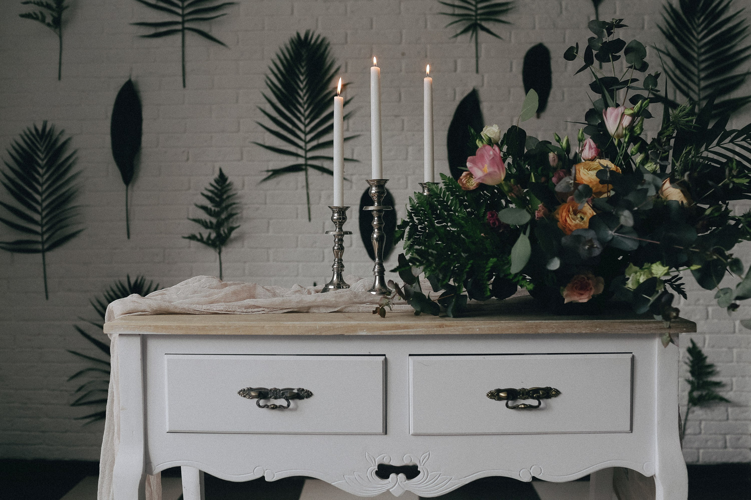 Elegant wedding table decor with flowers and candles