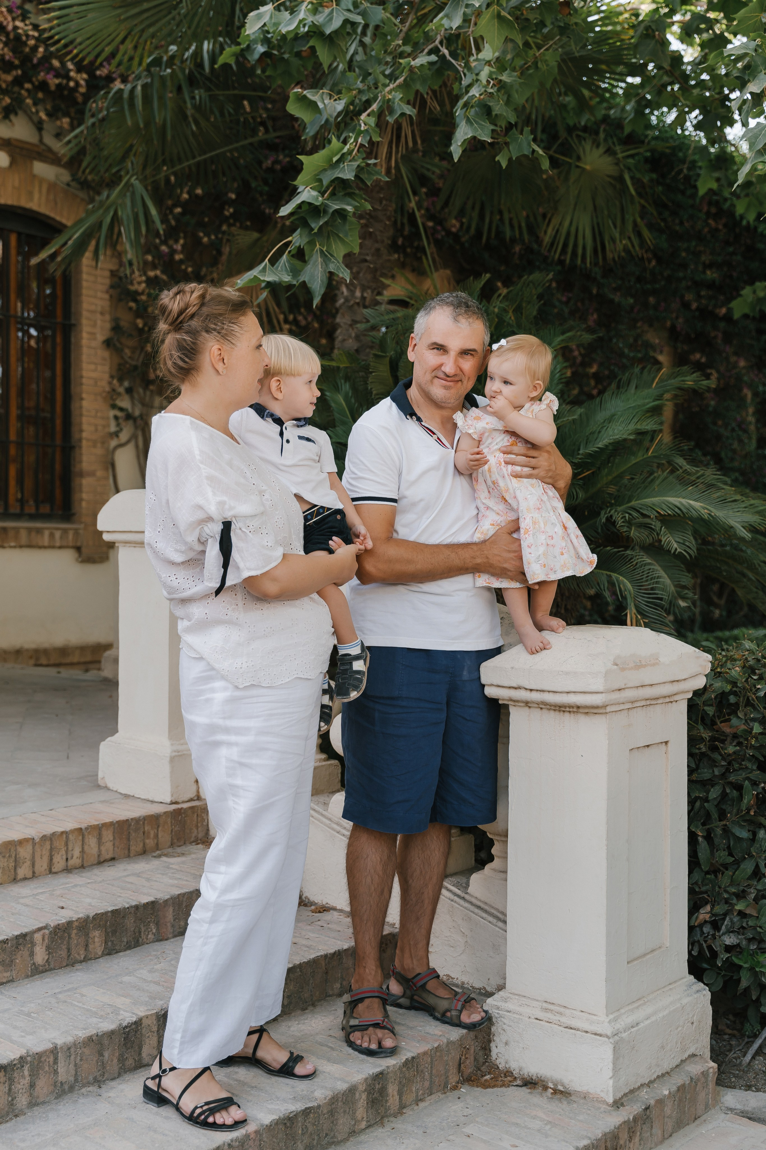 Anna, Pavel, Misha y Sofia. Fotógrafa de bodas y familias en España, Valencia: Nadia ProFoto