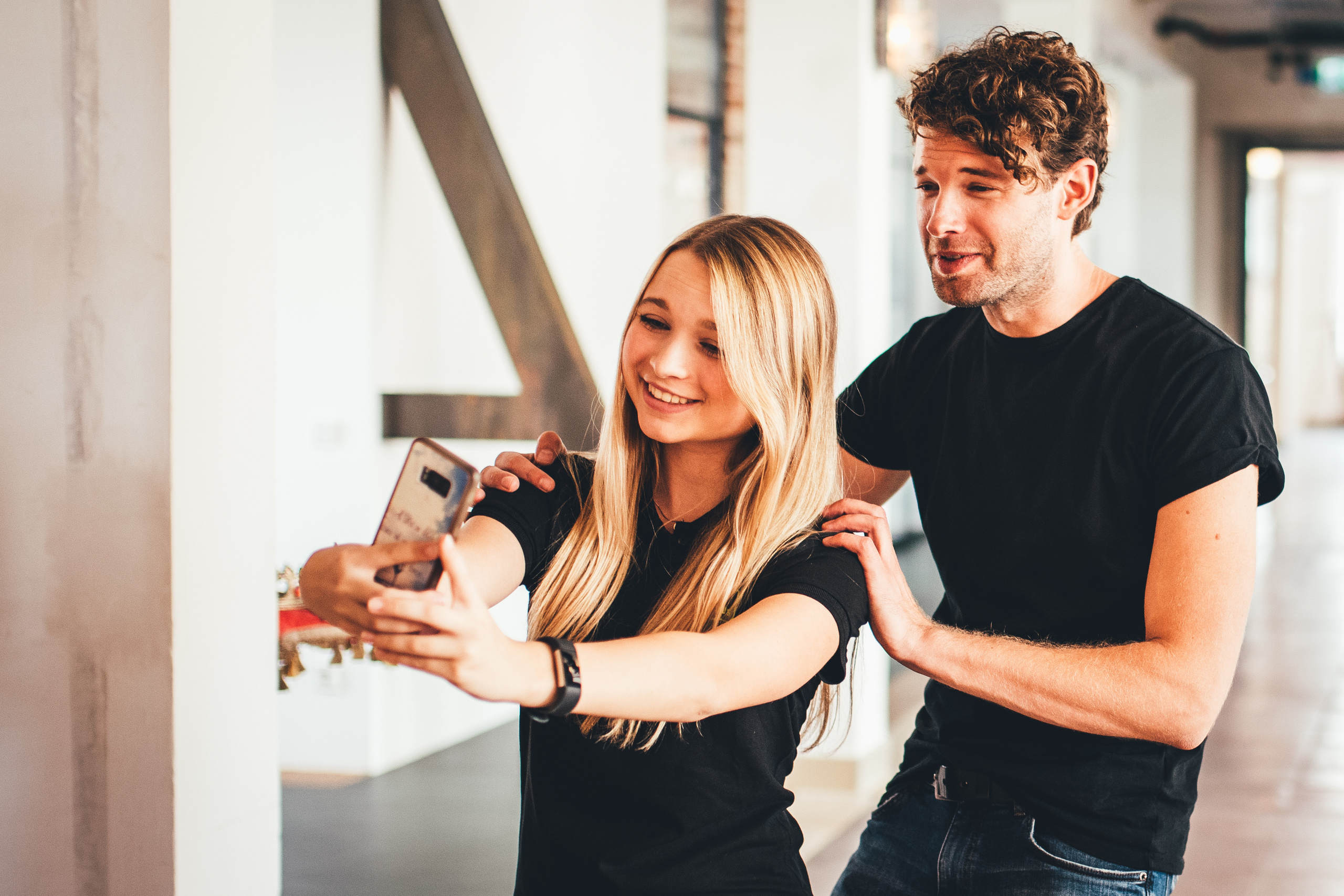 CONSENS & DREILANDMEDIEN. Ich bin Max, Designer, Art & Hochzeitsfotograf aus Germaringen