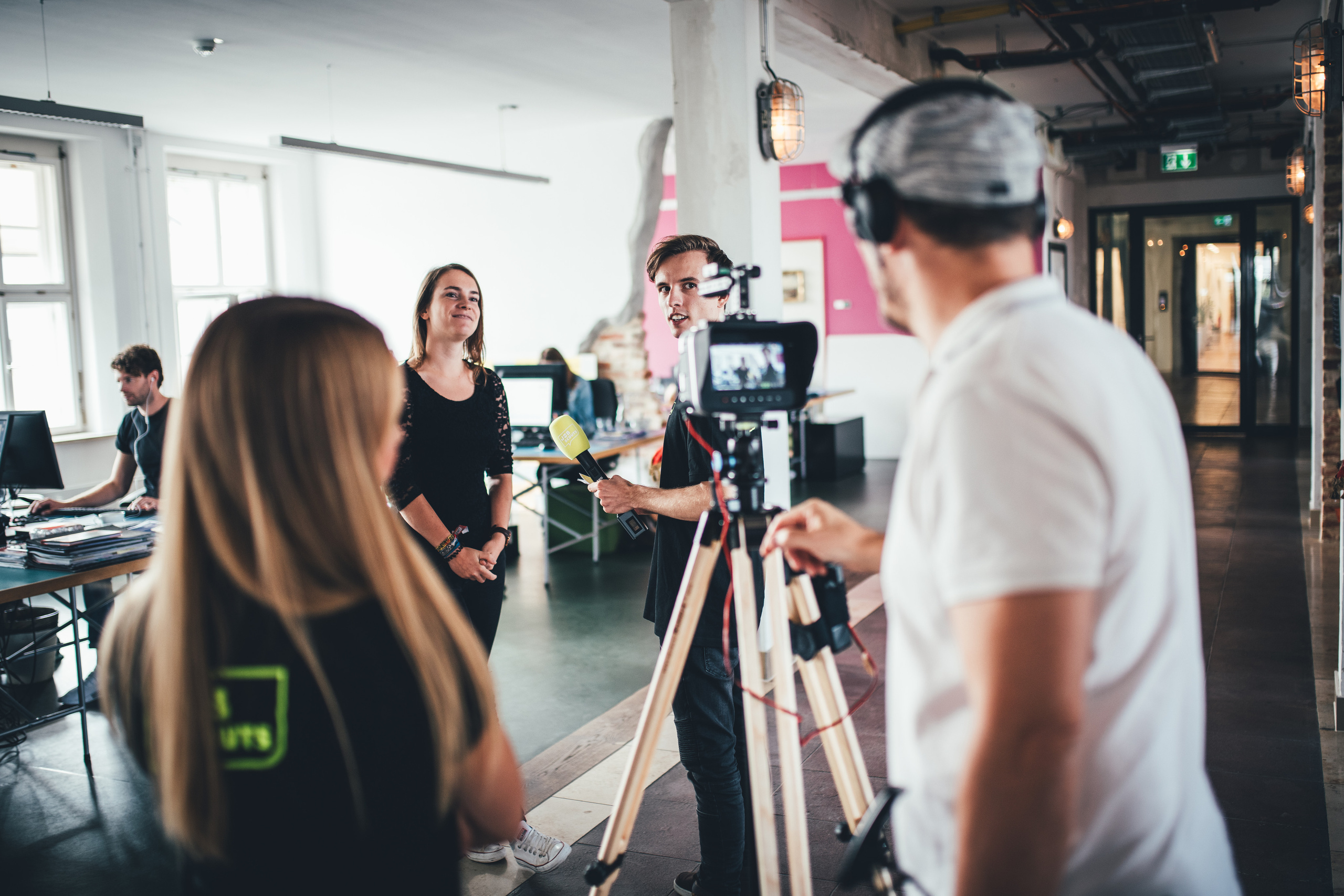 CONSENS & DREILANDMEDIEN. Ich bin Max, Designer, Art & Hochzeitsfotograf aus Germaringen