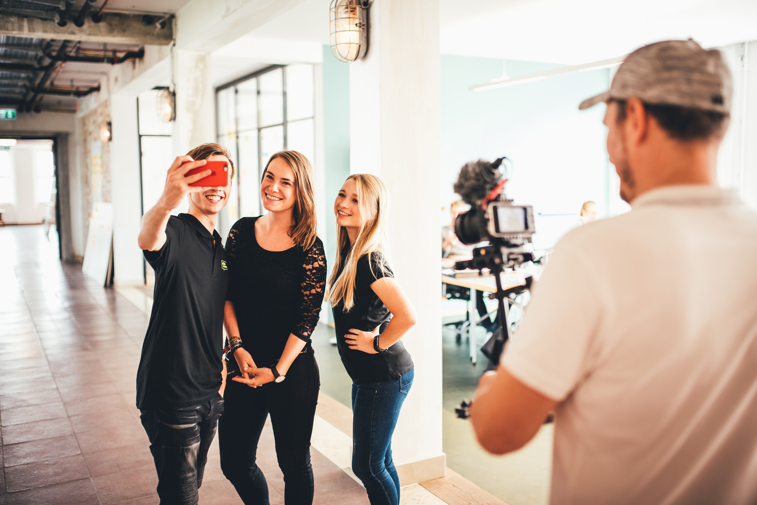 CONSENS & DREILANDMEDIEN. Ich bin Max, Designer, Art & Hochzeitsfotograf aus Germaringen