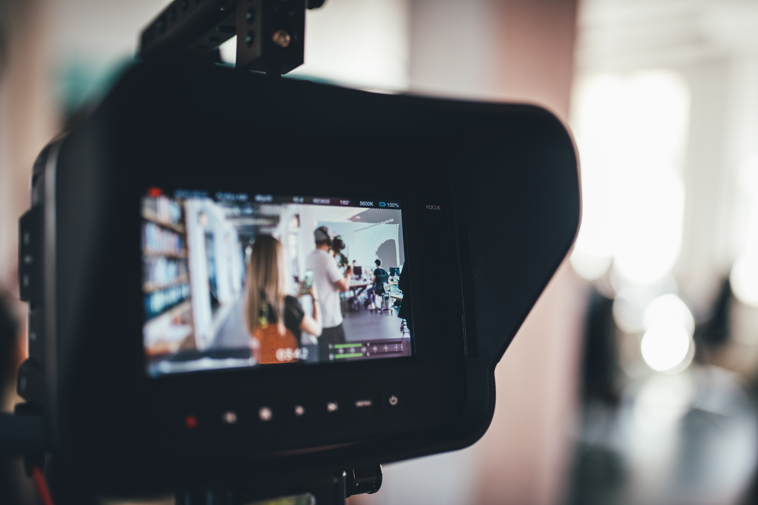 CONSENS & DREILANDMEDIEN. Ich bin Max, Designer, Art & Hochzeitsfotograf aus Germaringen