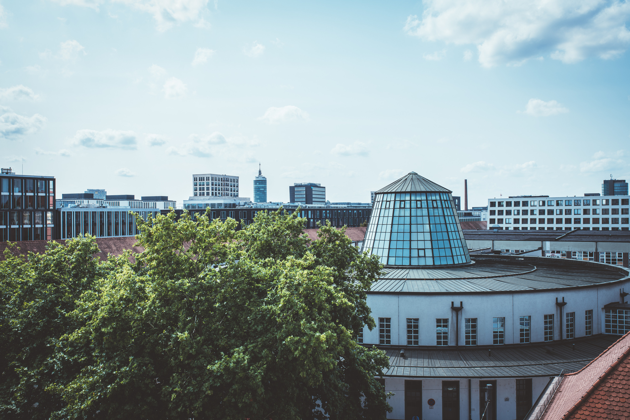 CONSENS & DREILANDMEDIEN. Ich bin Max, Designer, Art & Hochzeitsfotograf aus Germaringen