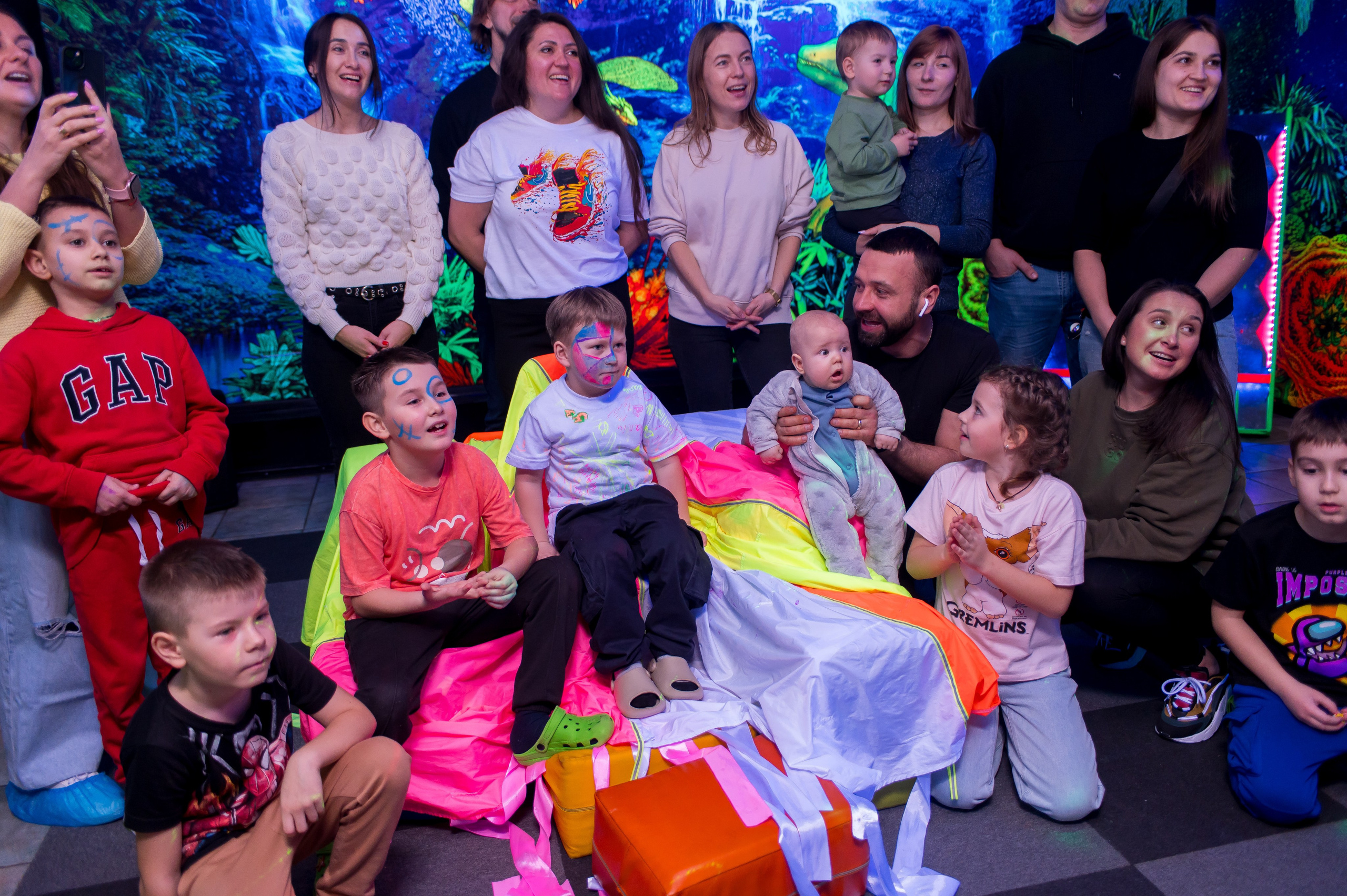 День народження в неоновій кімнаті. Фотограф Київ