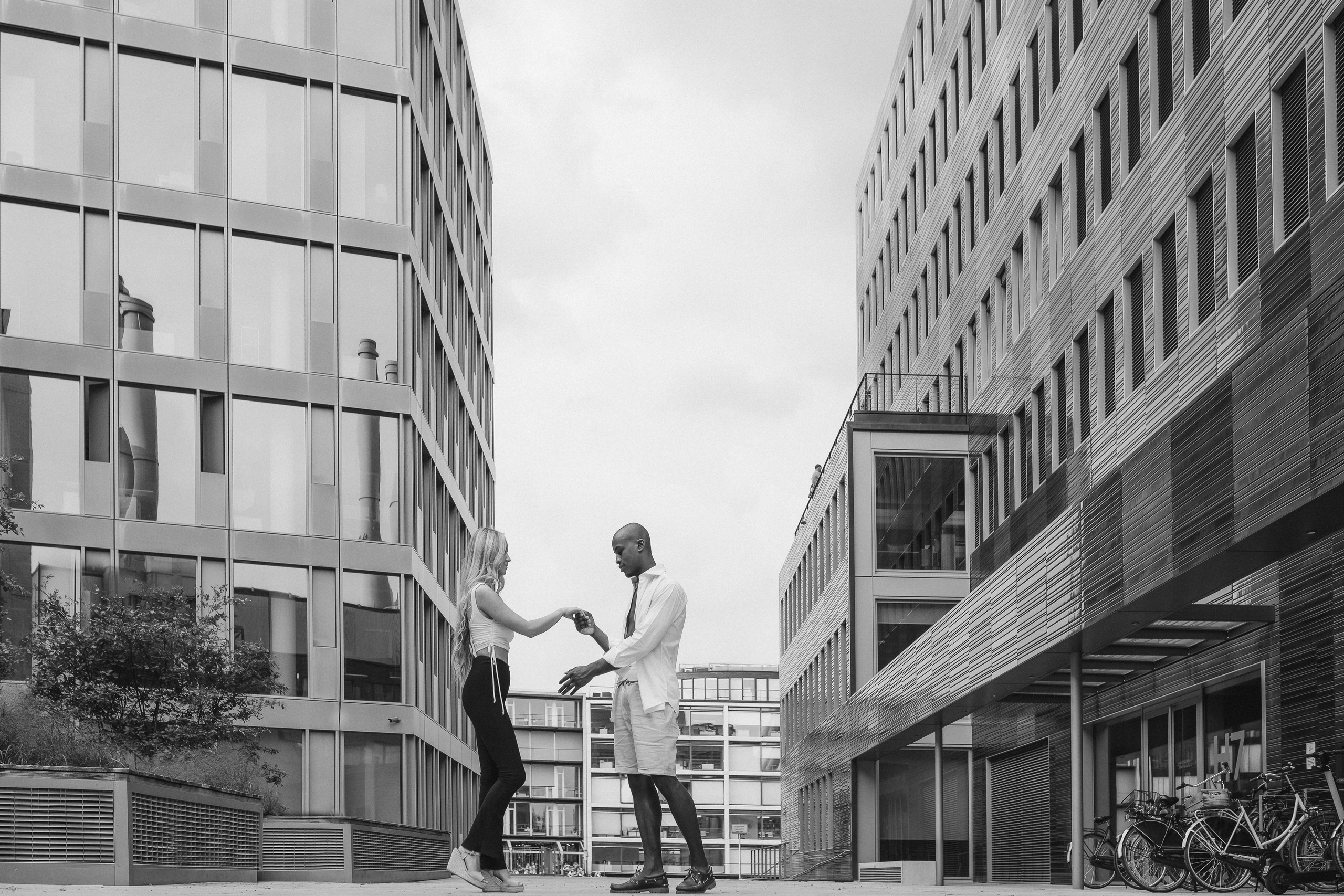 Love Story Münster Haven. Schwarz-weiß Fotografie in Münster. Fotografin Viktoria Roschen