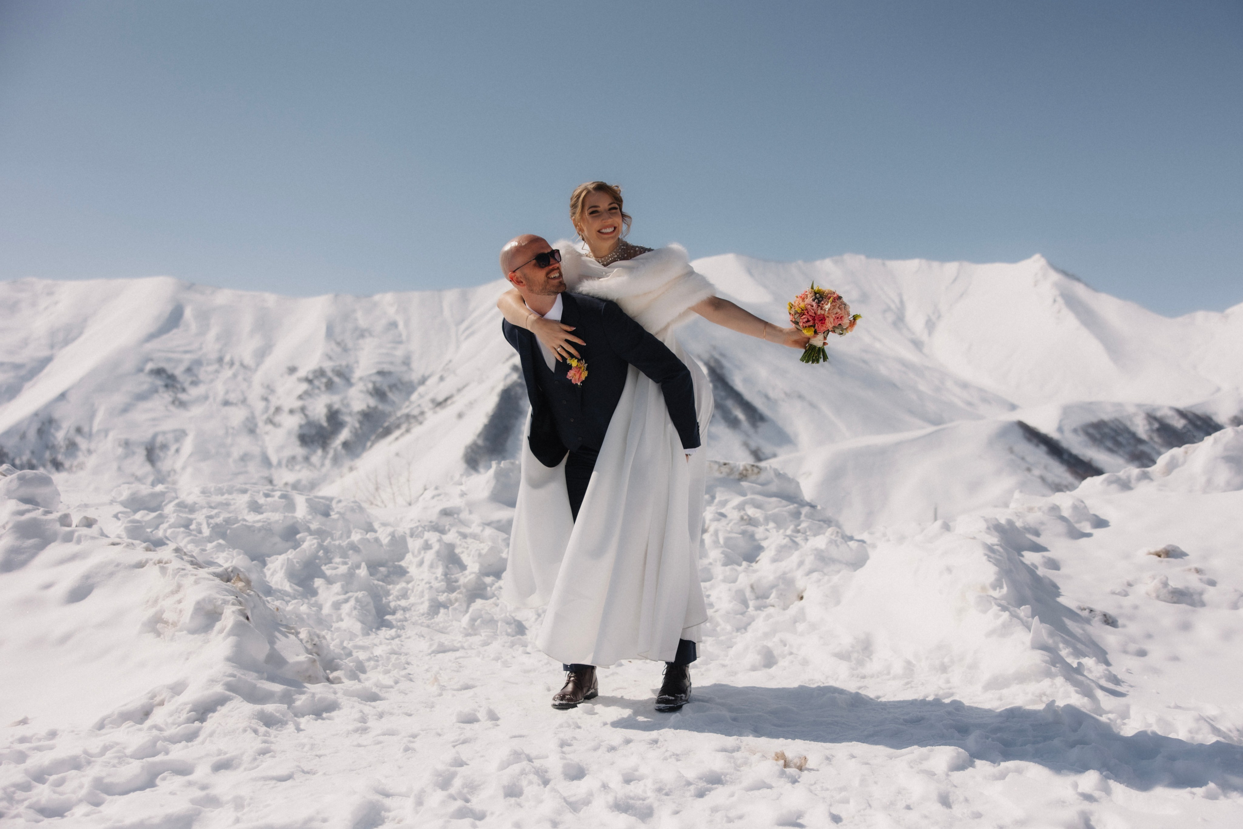 Love in winter mountains. Wedding photographer in Tbilisi Ioseb Mamniashvili