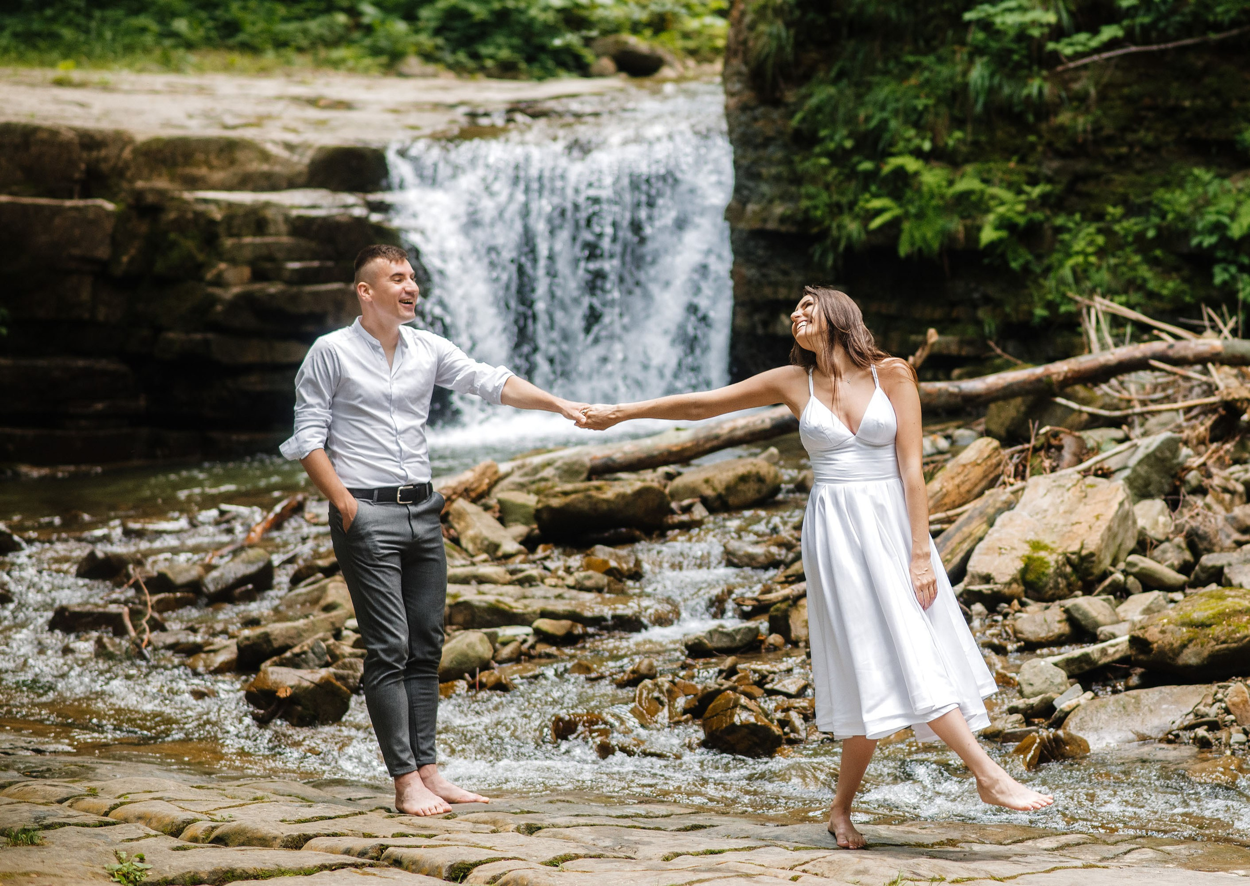Вася та Оля дозйомка Манявський водоспад. Весільний та портретний фотограф Кизим Арсен