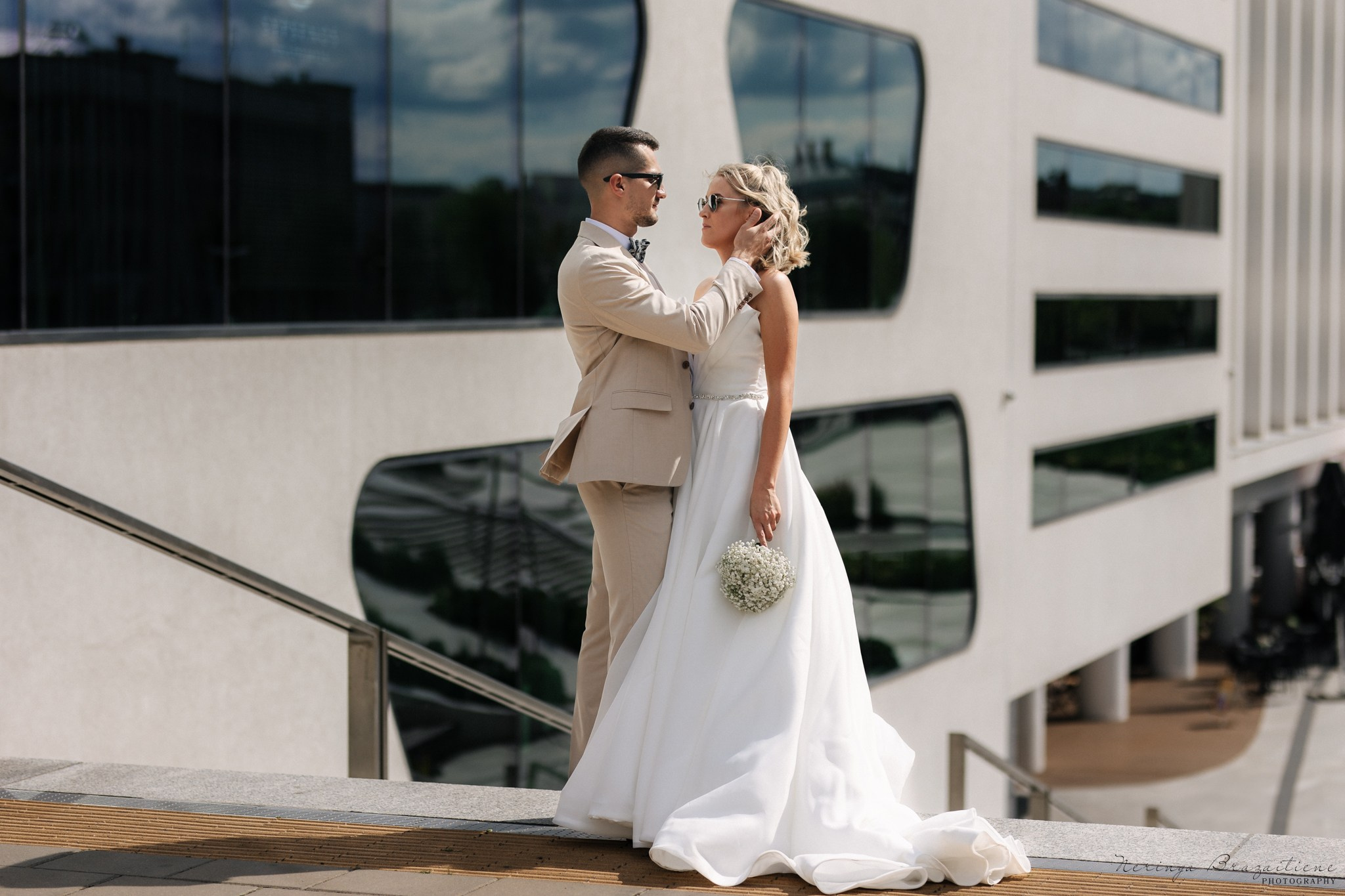 Vestuvinė fotosesija Kaune, Vienybės aikštėje, prie Lietuvos banko