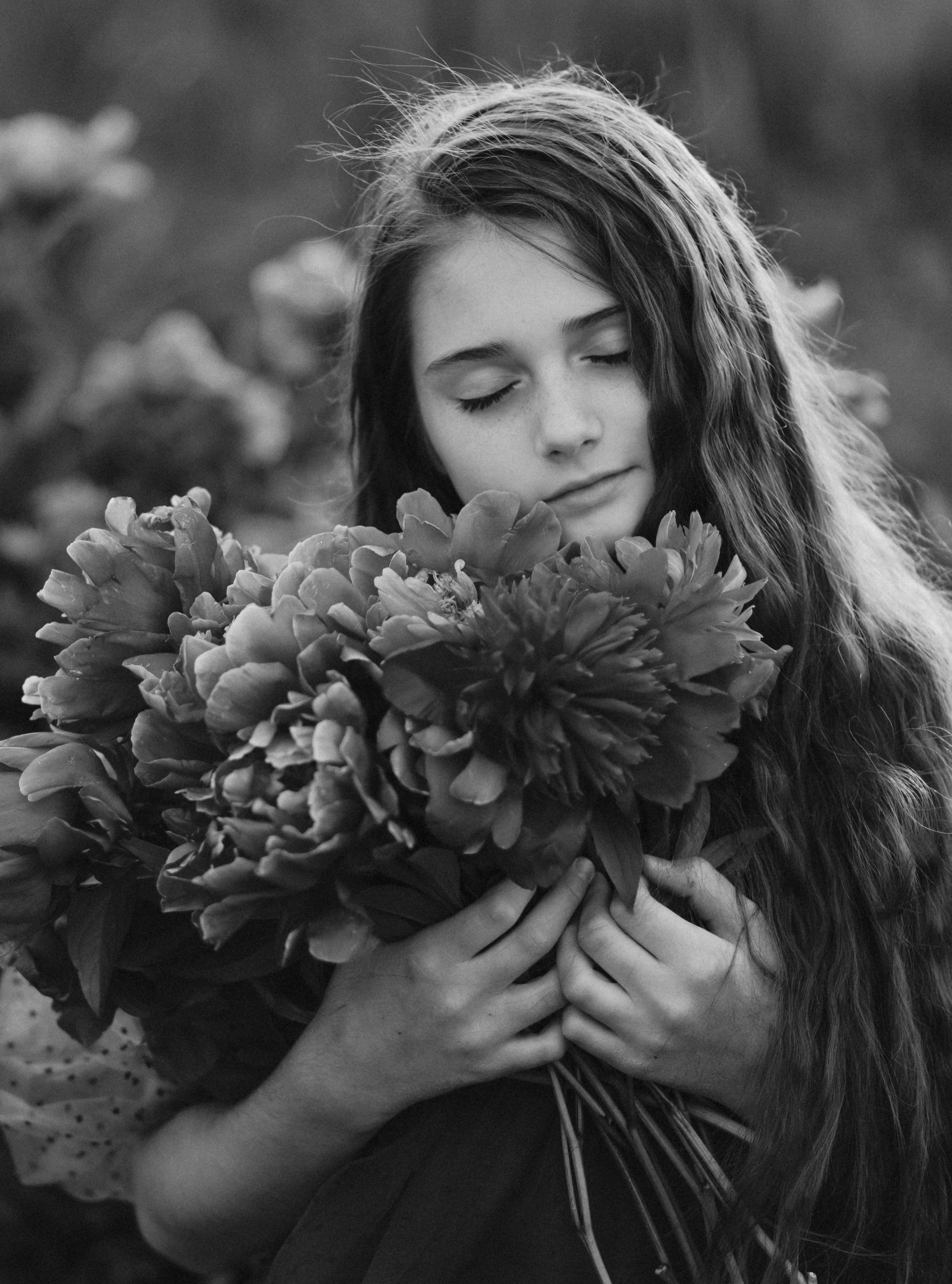 Junges Mädchen in einem Blumenfeld. Schwarz-weiß Fotografie in Münster. Fotografin Viktoria Roschen