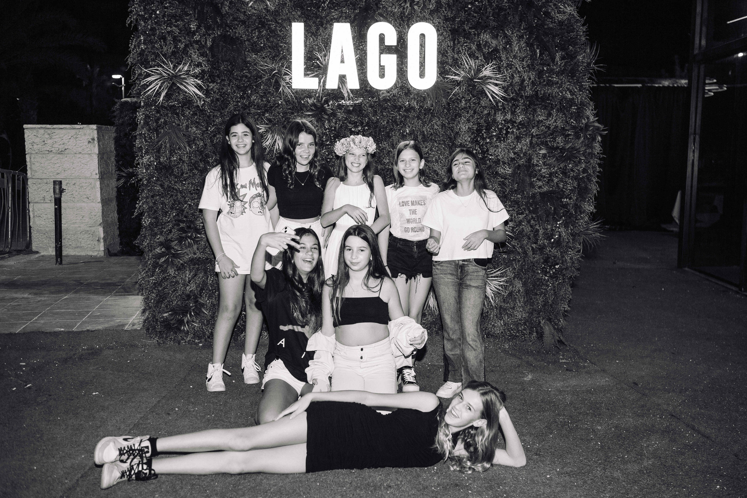 PARTY WITH FRIENDS. Https://shi-photo.com/