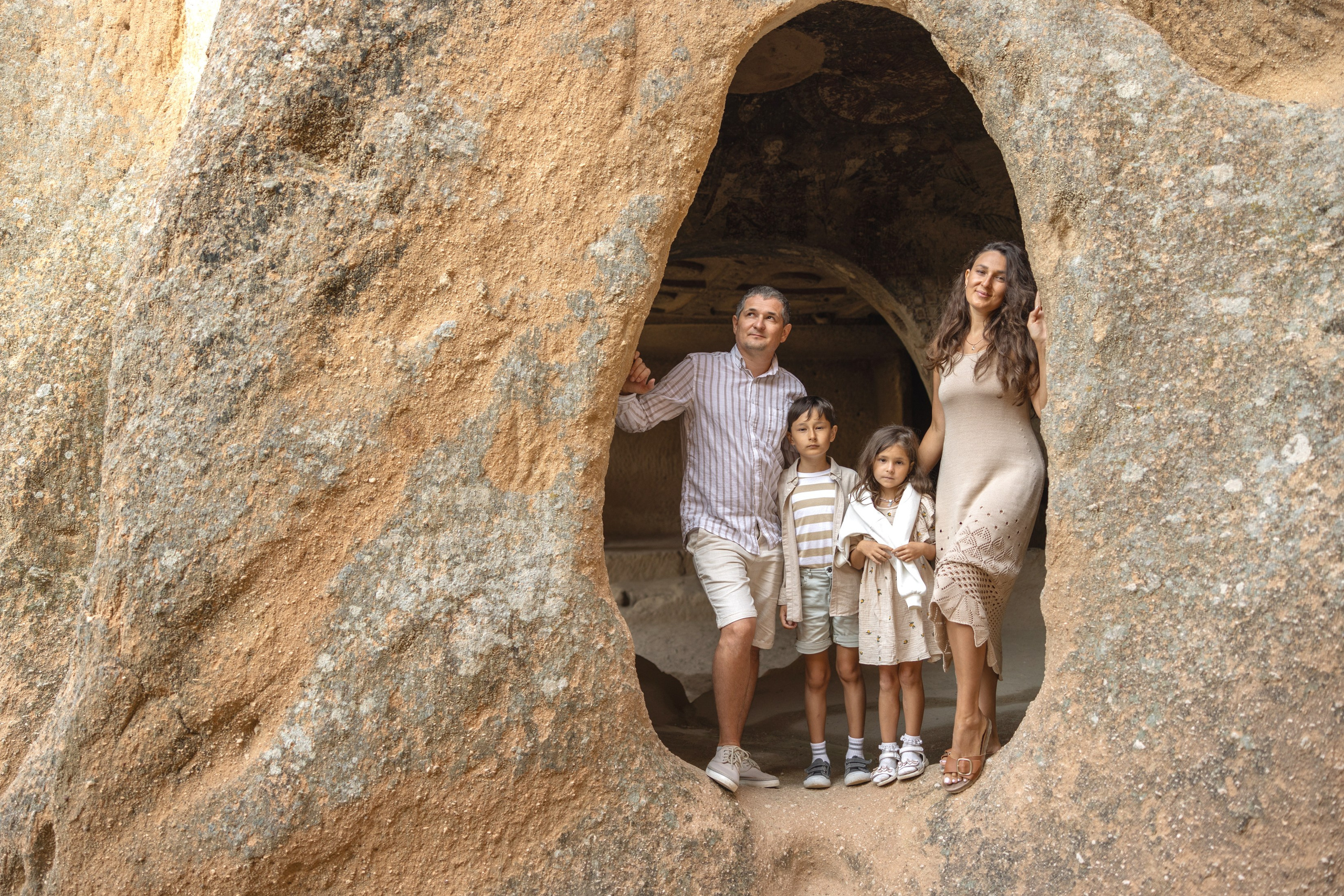 Family Photoshoot at Sunrise with Cappadocia’s Hot Air Balloons. Julia Ganch I Fashion Wedding Photography I Cappadocia Turkey