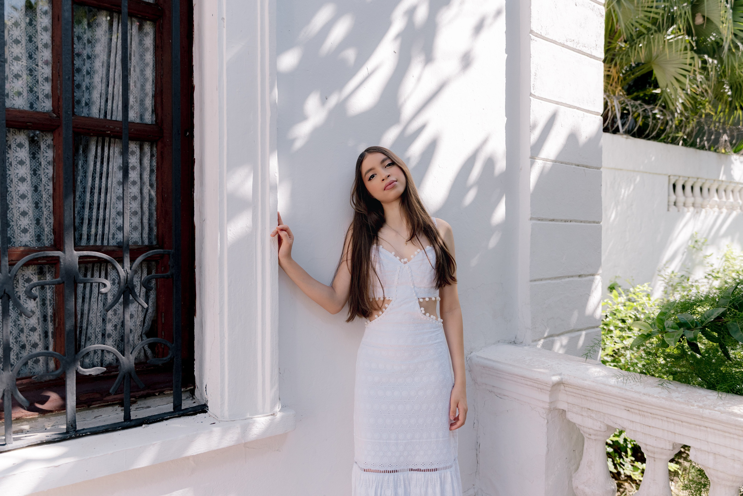 Decoración elegante blanco y verde para sesión de quince años profesional en Barranquilla