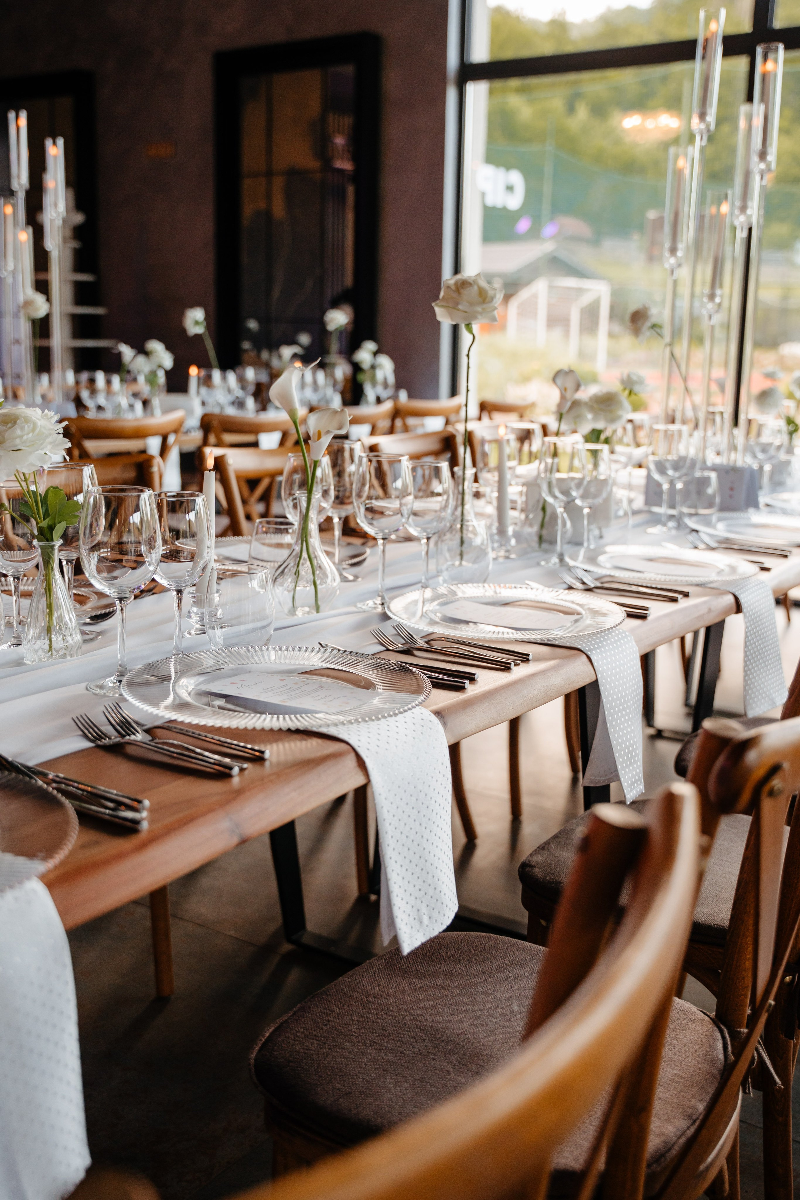 Aranjament mese nunta si decor elegant sala Green Property Dofteana