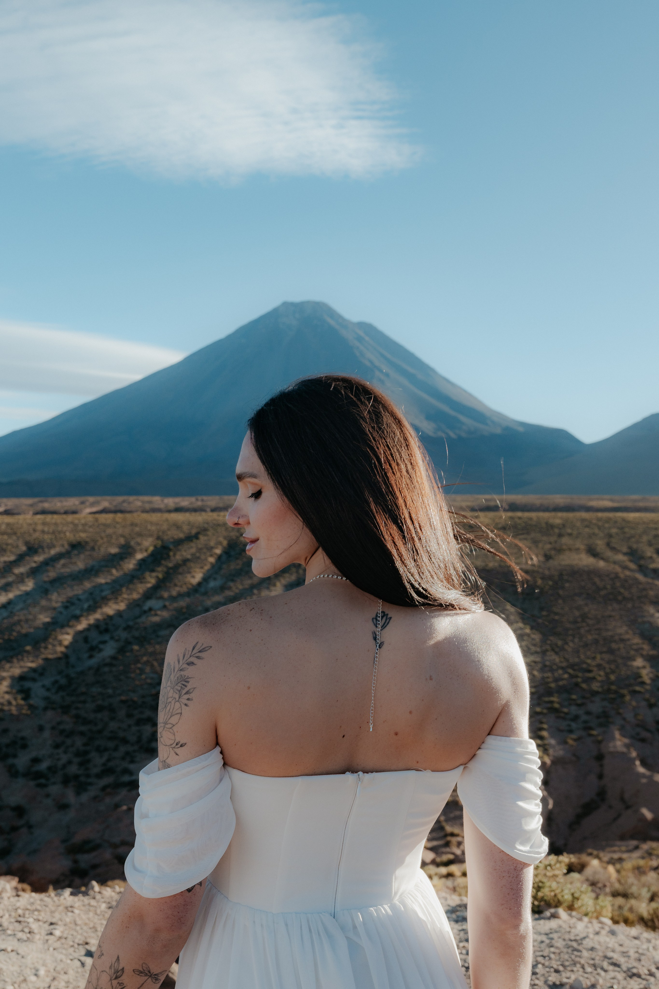 Pre-wedding no mirante do vulcão Licancabur. Photographer in San Pedro de Atacama