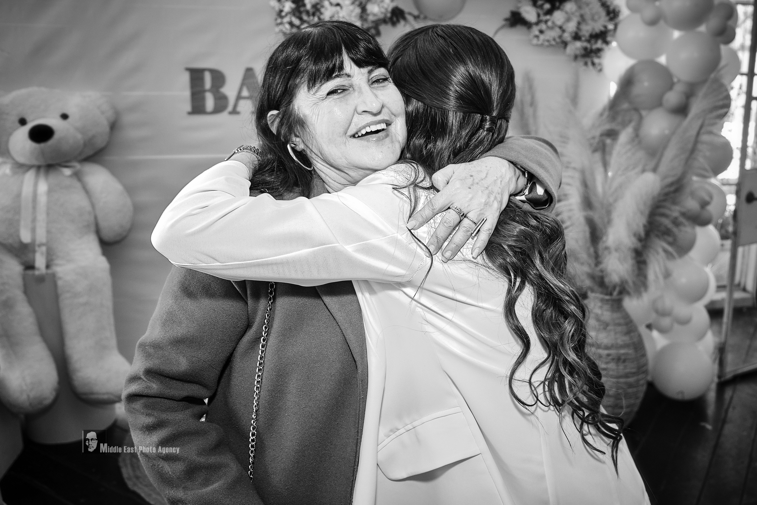 “Hugging Humanity” / “Обнимая человечество”. Middle East Photo Agency — Photography & Event Magnets — סוכנות צילום והדפסת מגנטים לאירועים