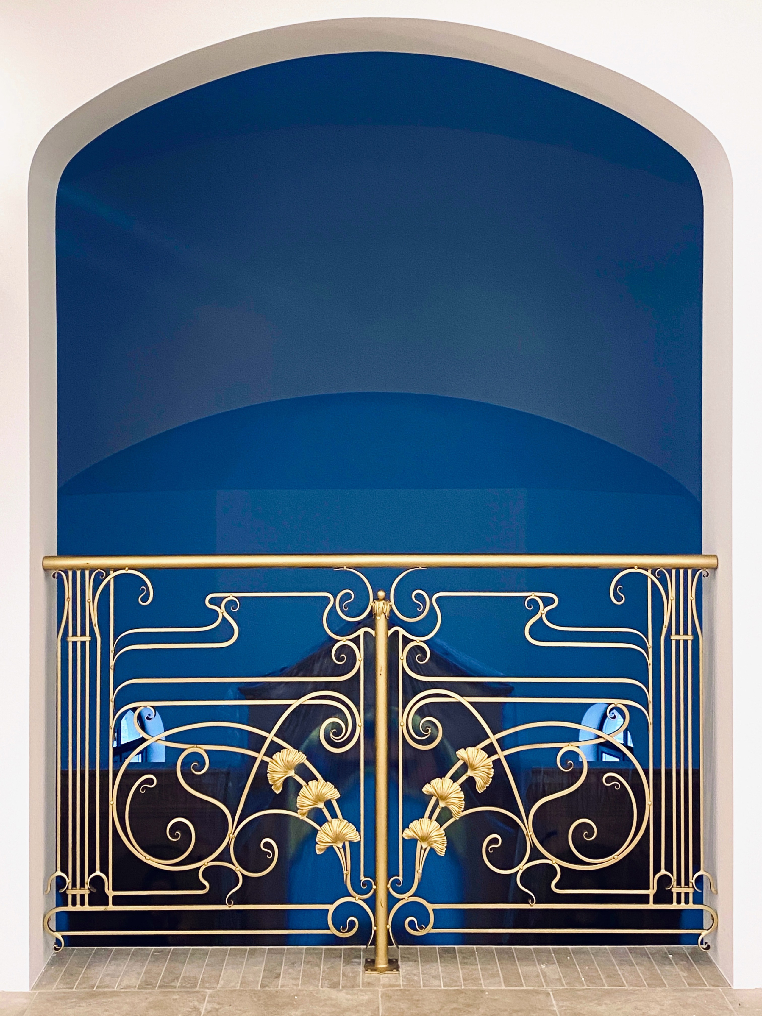 Врата и ограждения в домовом храме в честь Святой Живоначальной Троицы Епархиального дома Слуцко-Солигорской епархии имени Митрополита Филарета (Вахромеева), первого Патриаршего Экзарха всея Беларуси в городе Слуцк Минской области Беларуси. 2023. Сталь, худож. ковка, лазерная резка, сварка.