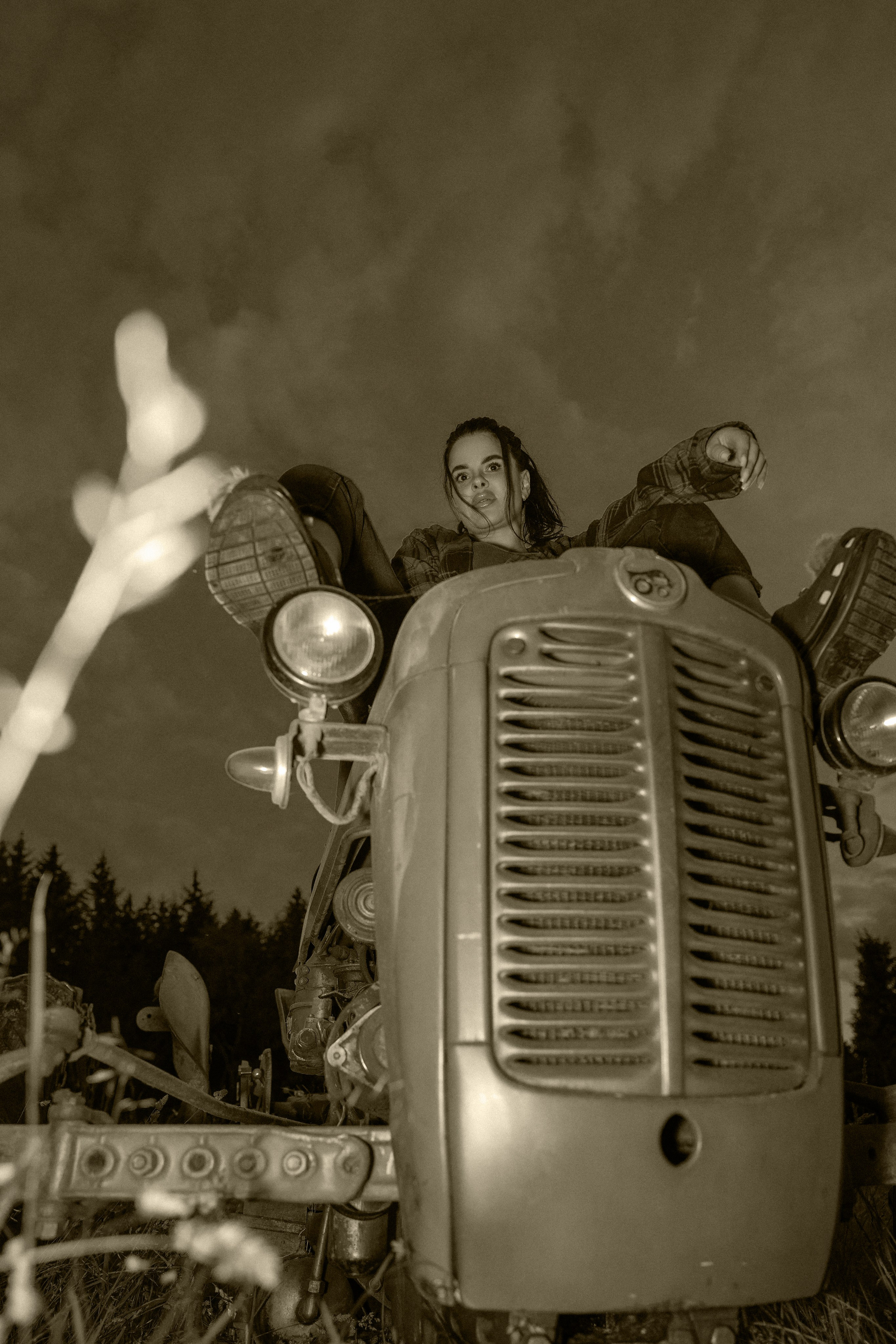 Podeželski grunge: rdeči traktor / Деревенский гранж: красный трактор. Fotograf Zoja | Fotografiranje krsta, poroke in družine v Sloveniji