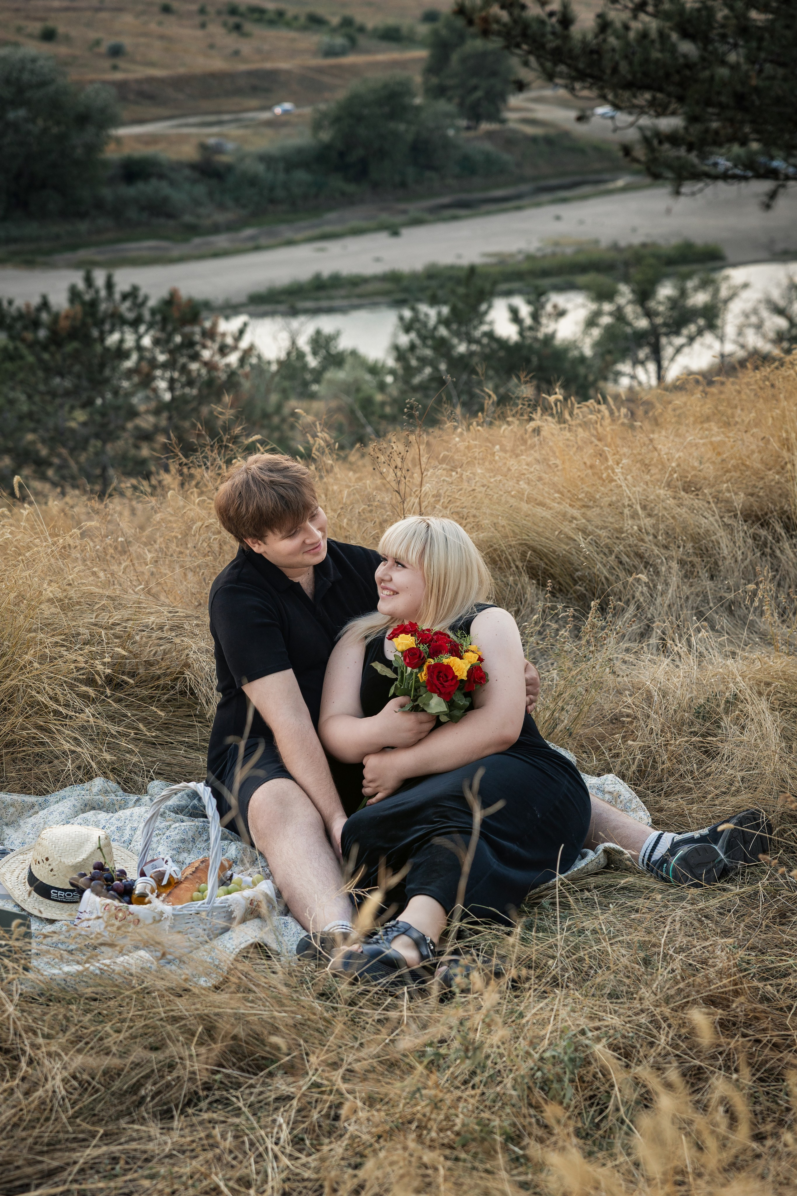 Piknik z harmoniko / Пикник с аккордеоном. Fotograf Zoja | Fotografiranje krsta, poroke in družine v Sloveniji