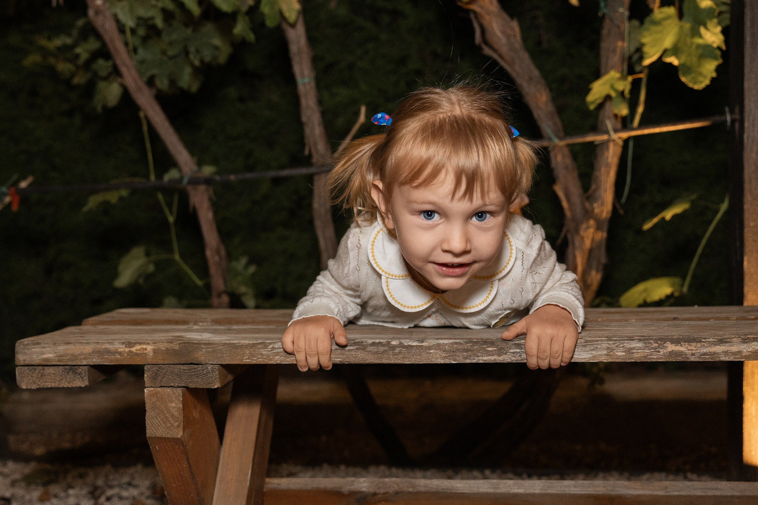Nočna simfonija! Portretna in družinska fotografija pod okriljem nočne svetlobe. Fotograf Zoja | Fotografiranje krsta, poroke in družine v Sloveniji