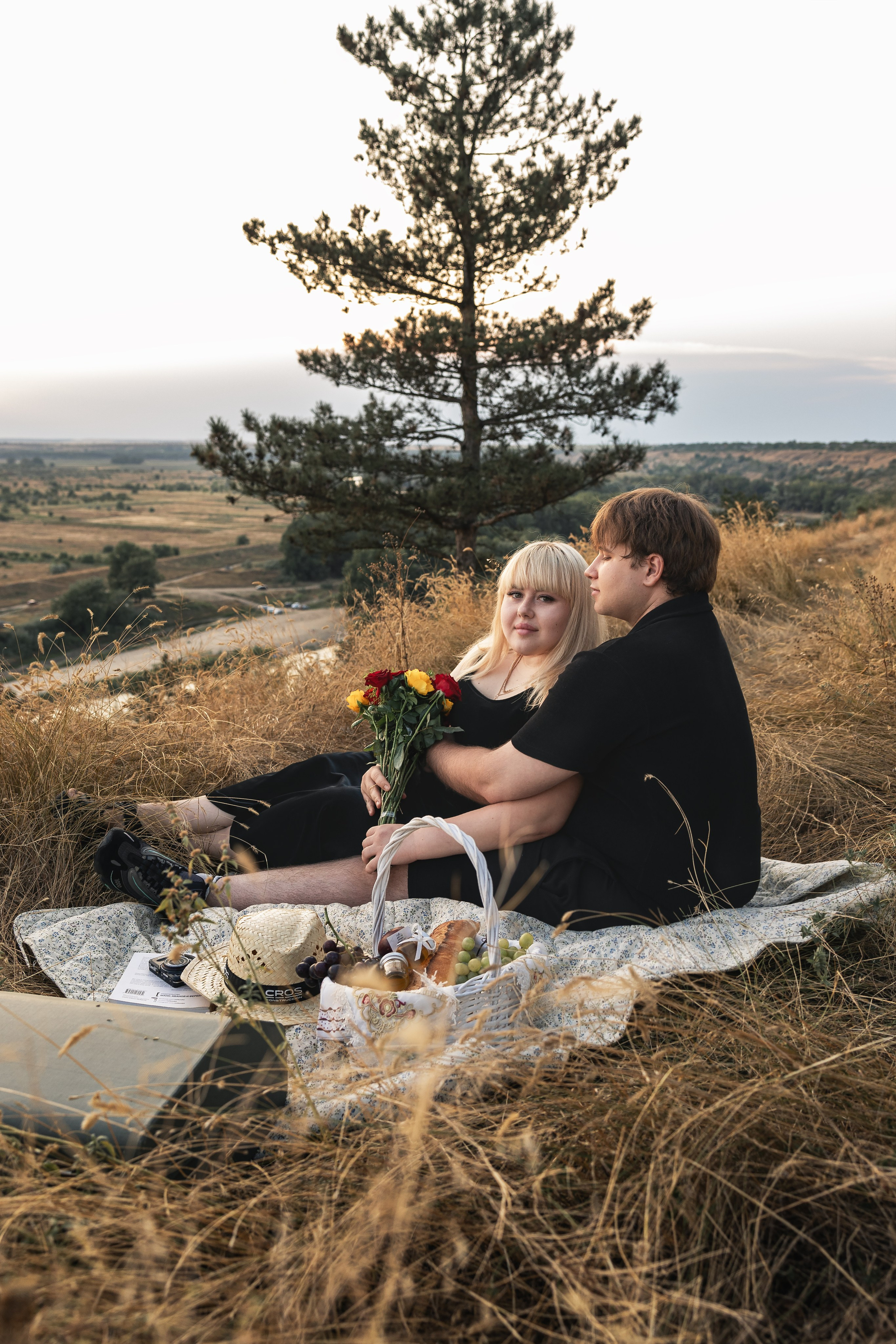 Piknik z harmoniko / Пикник с аккордеоном. Fotograf Zoja | Fotografiranje krsta, poroke in družine v Sloveniji