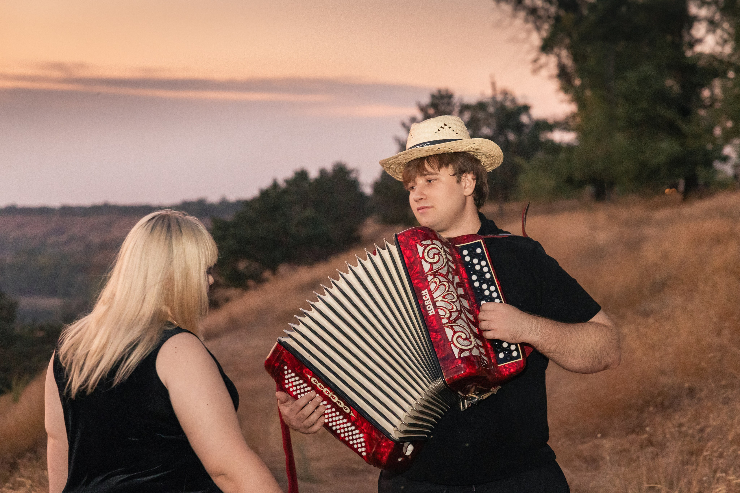 Piknik z harmoniko / Пикник с аккордеоном. Fotograf Zoja | Fotografiranje krsta, poroke in družine v Sloveniji