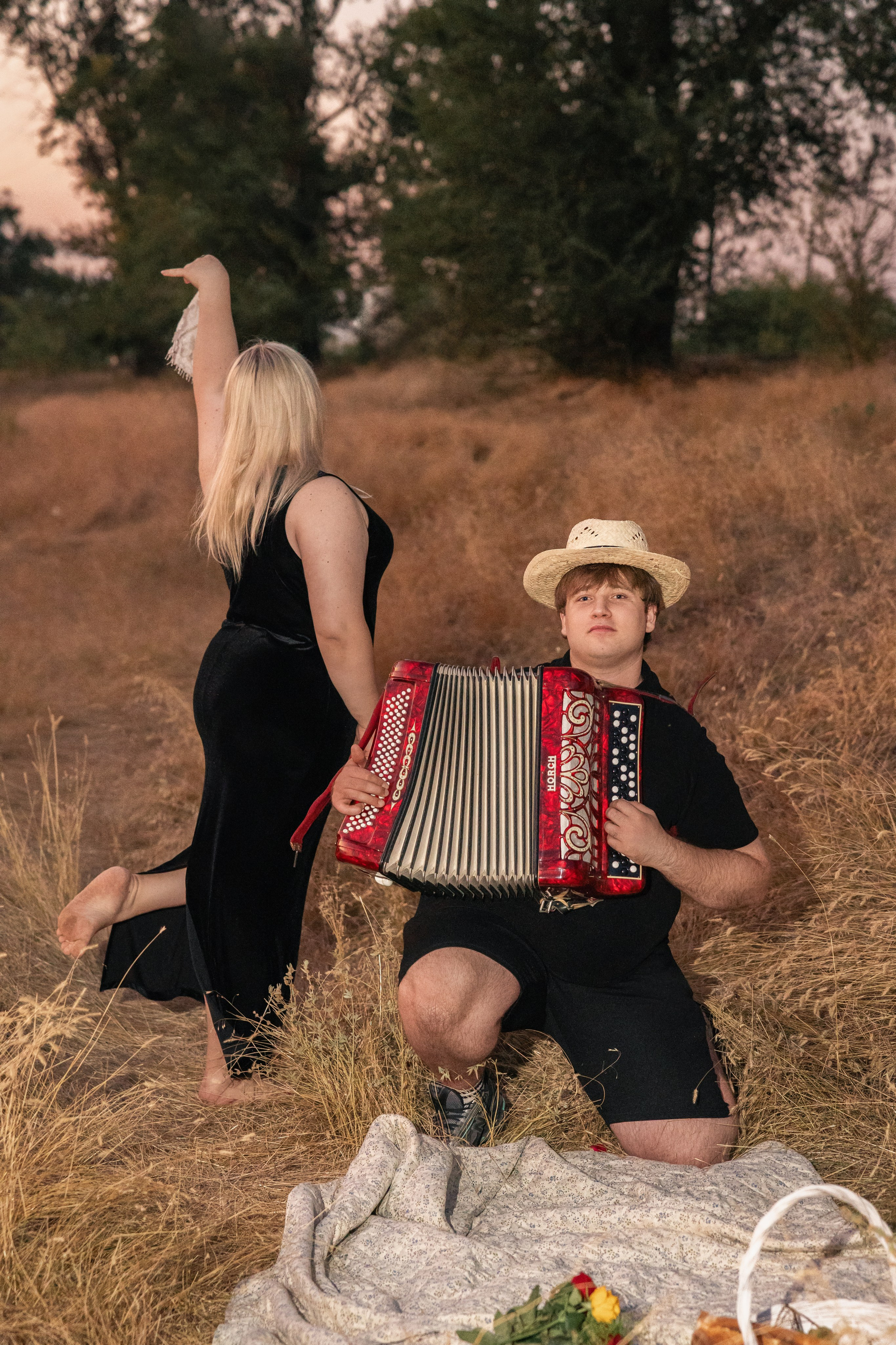 Piknik z harmoniko / Пикник с аккордеоном. Fotograf Zoja | Fotografiranje krsta, poroke in družine v Sloveniji