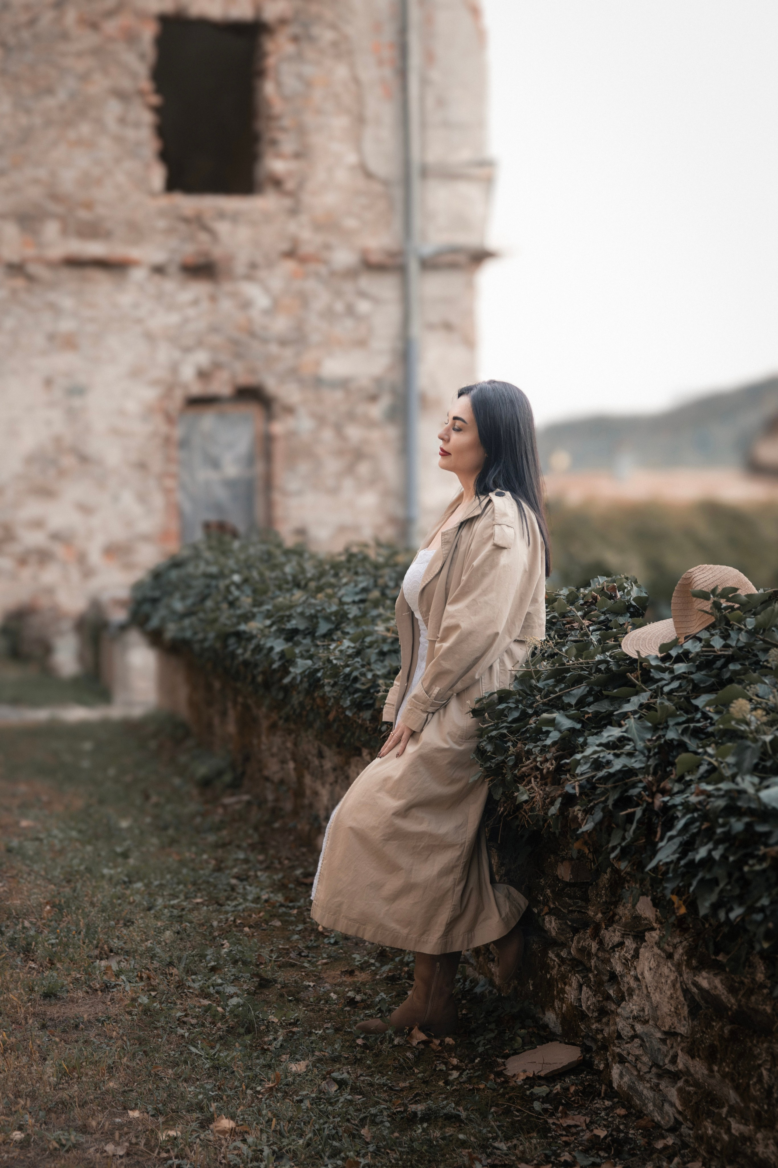 Ujeta sličica iz filma. Jesenska nostalgija na dvorcu Viltuš. Fotograf Zoja | Fotografiranje krsta, poroke in družine v Sloveniji