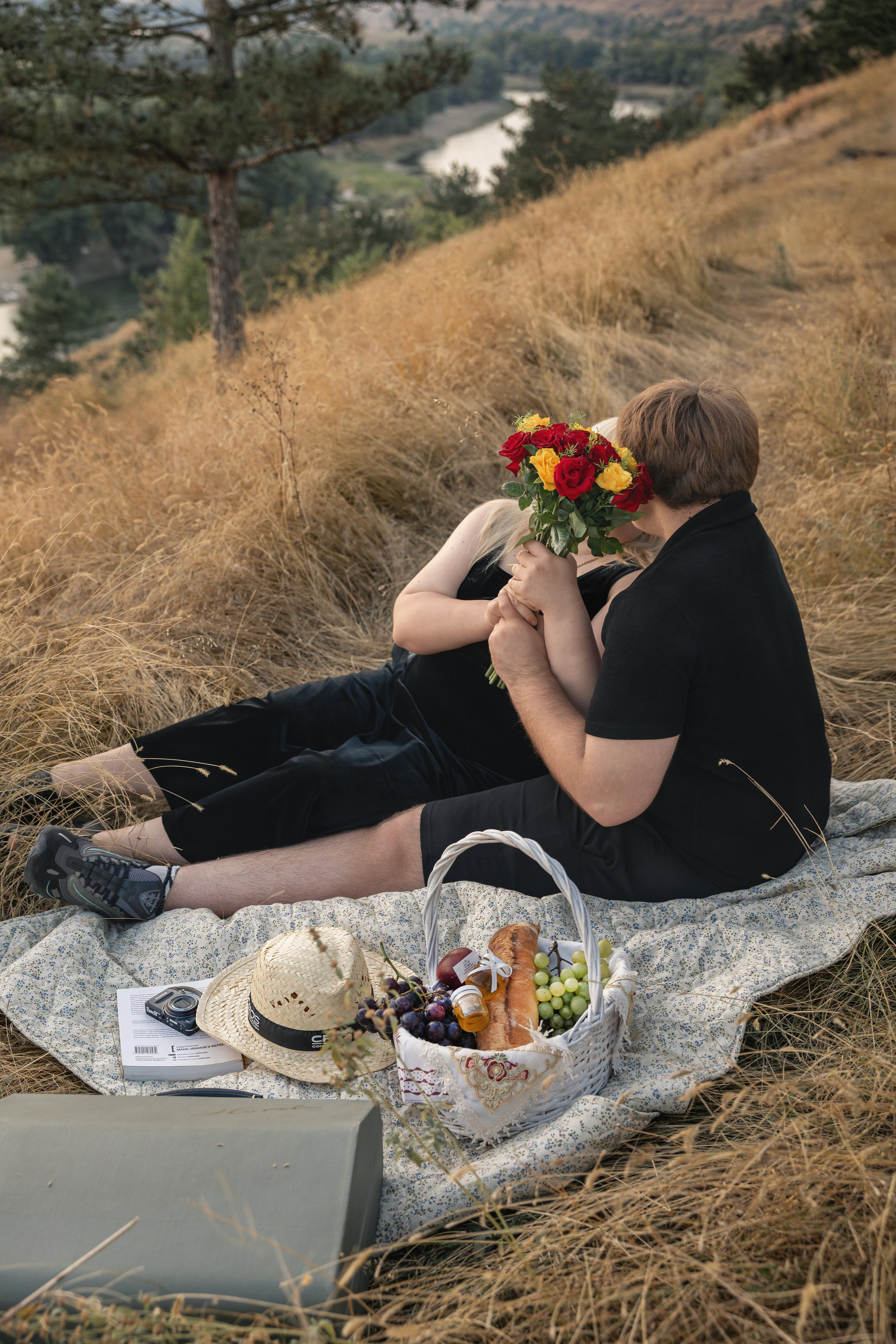Piknik z harmoniko / Пикник с аккордеоном. Fotograf Zoja | Fotografiranje krsta, poroke in družine v Sloveniji