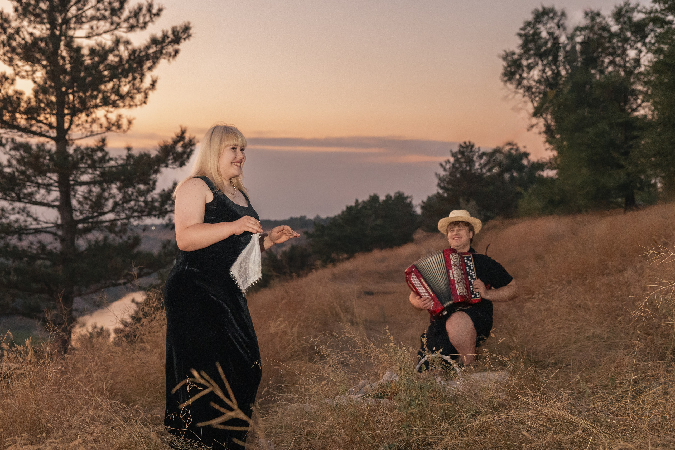 Piknik z harmoniko / Пикник с аккордеоном. Fotograf Zoja | Fotografiranje krsta, poroke in družine v Sloveniji