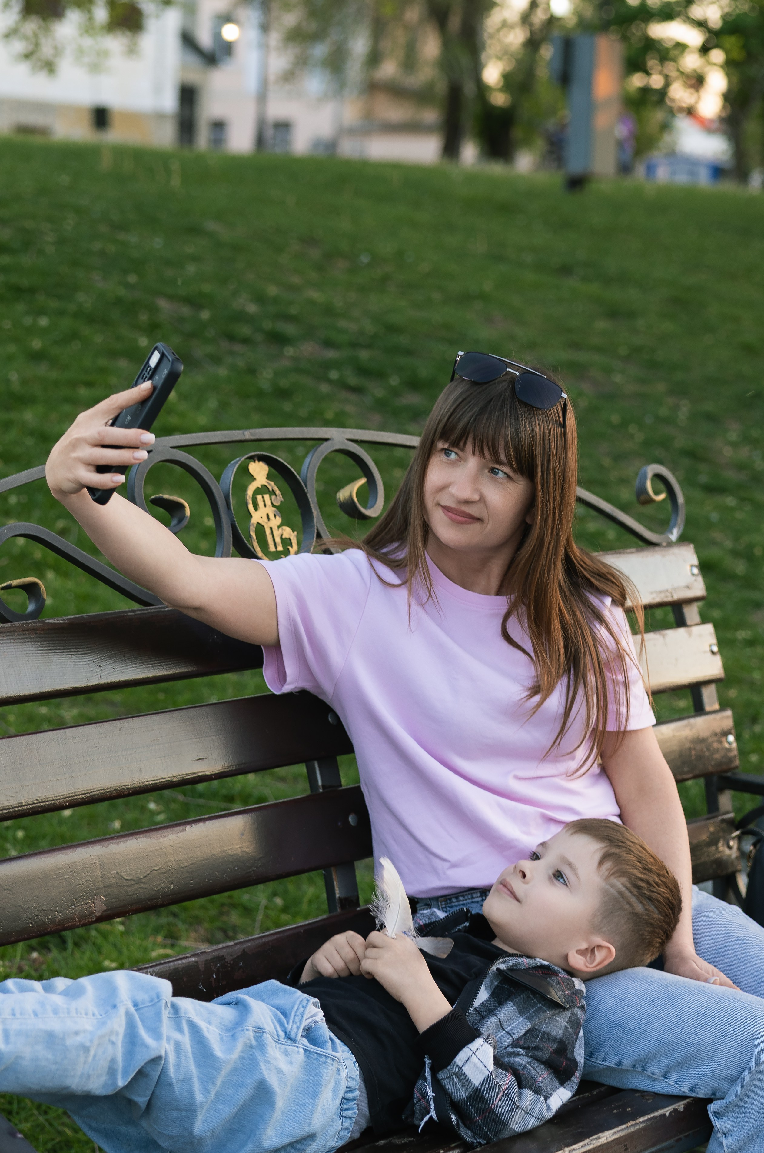Mestni potep: Mama in sin /Городская прогулка: Мама и сын. Fotograf Zoja | Fotografiranje krsta, poroke in družine v Sloveniji