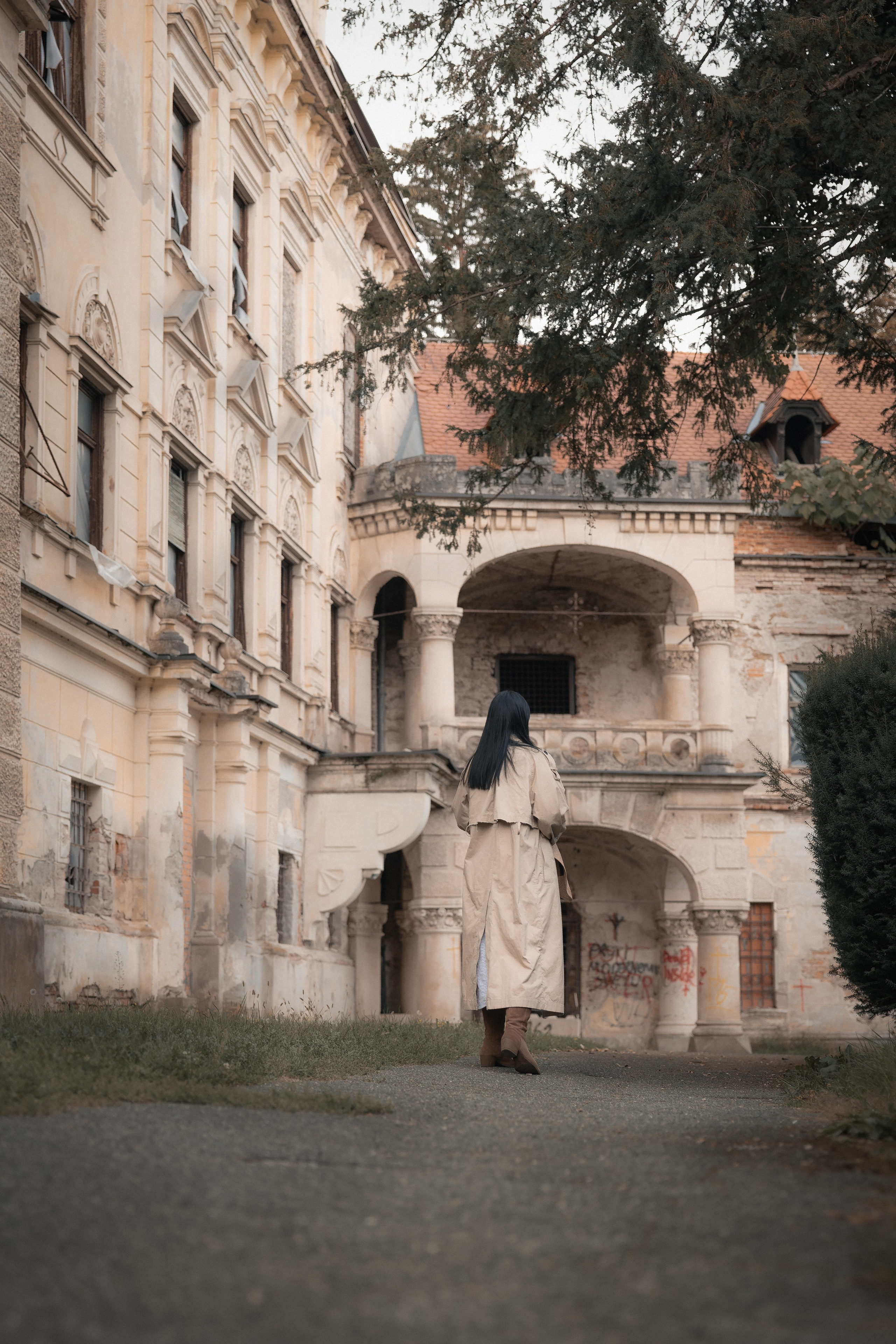 Ujeta sličica iz filma. Jesenska nostalgija na dvorcu Viltuš. Fotograf Zoja | Fotografiranje krsta, poroke in družine v Sloveniji